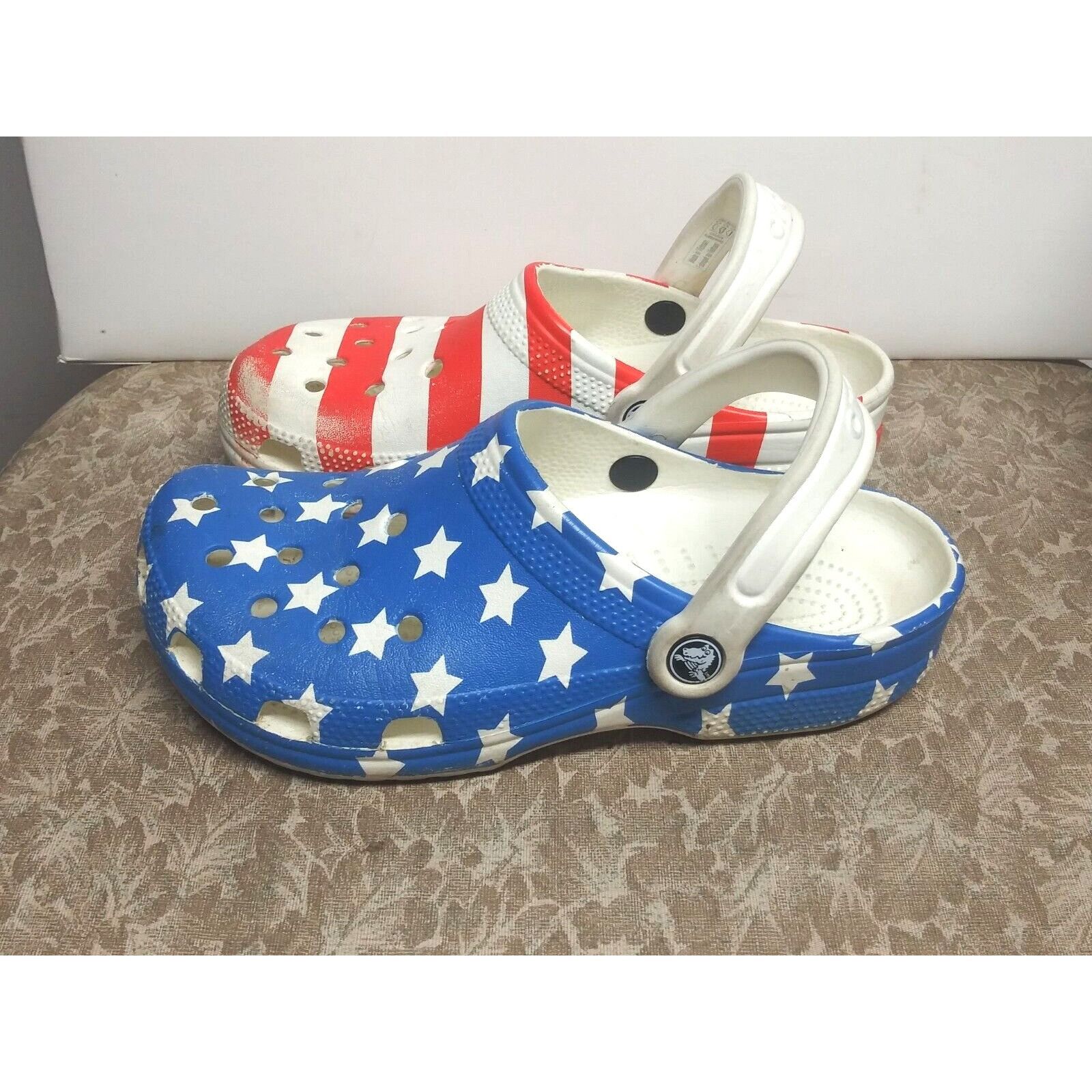 Crocs Crocs American Flag Clogs Mens 5/womens 7 preowned red white Size US 7 / IT 37 - 2 Thumbnail