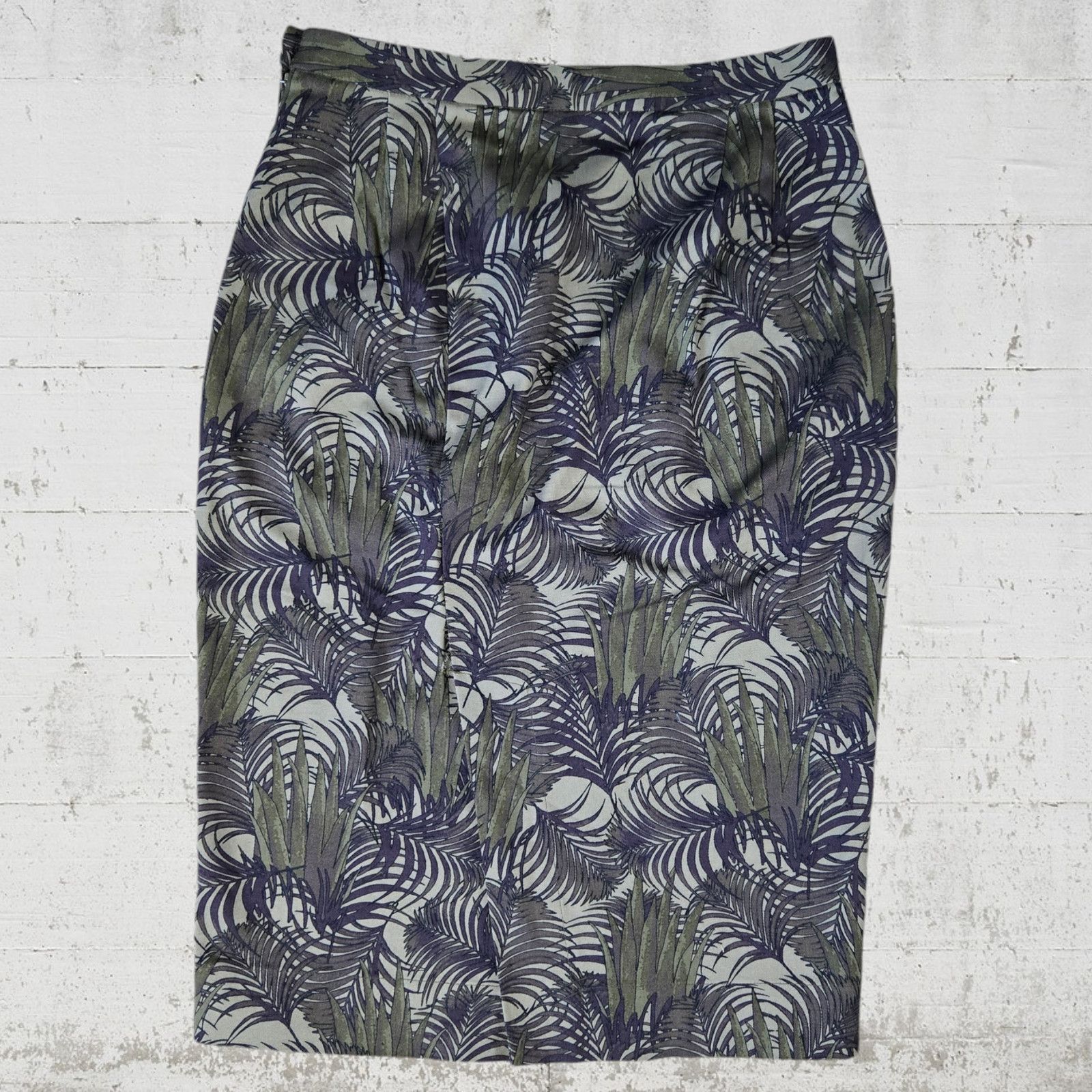 Uniqlo Carine Roitfeld Uniqlo Green Jungle Print Skirt Size 2 Size 26" / US 2 / IT 38 - 2 Thumbnail