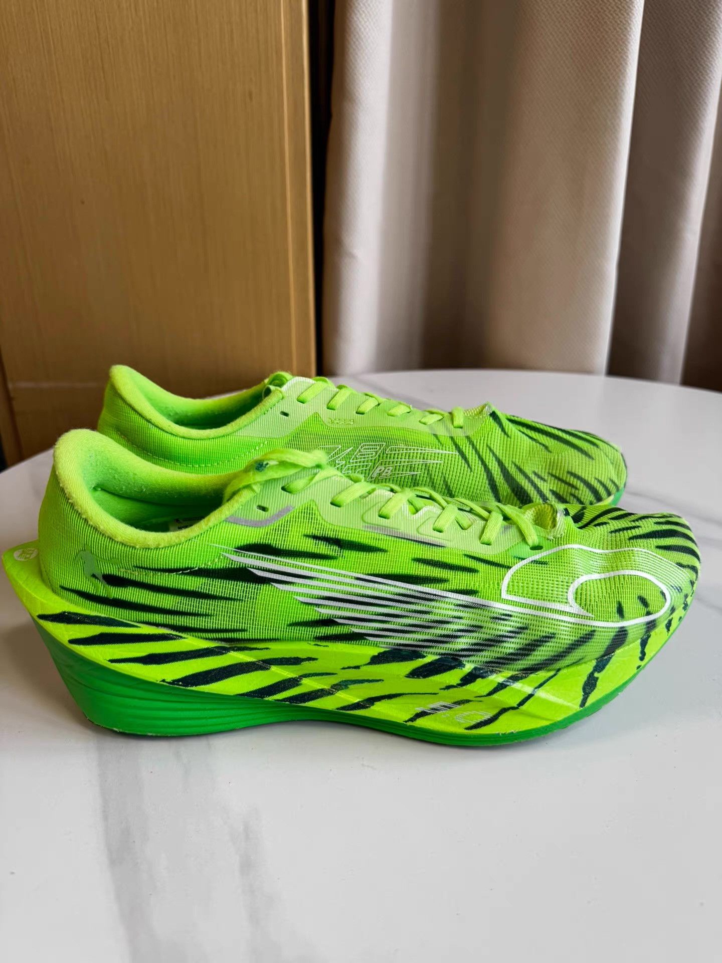 Nike Qiaodan Feiying PB 5.0, fluorescent green Q10 Size US 10.5 / EU 43-44 - 1 Thumbnail