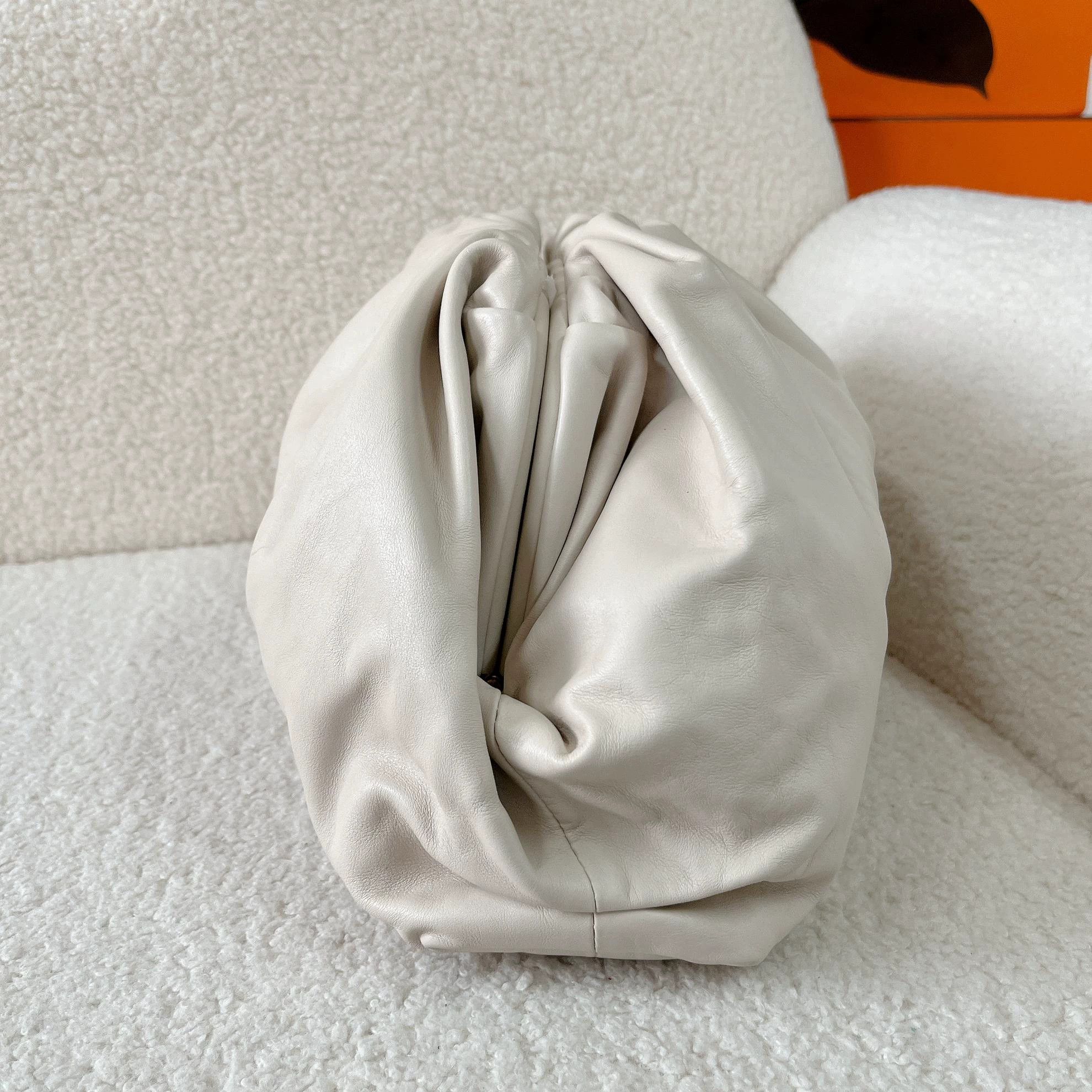 Bottega Veneta Bottega Veneta White The Pouch 38x19 Used Size ONE SIZE - 4 Thumbnail