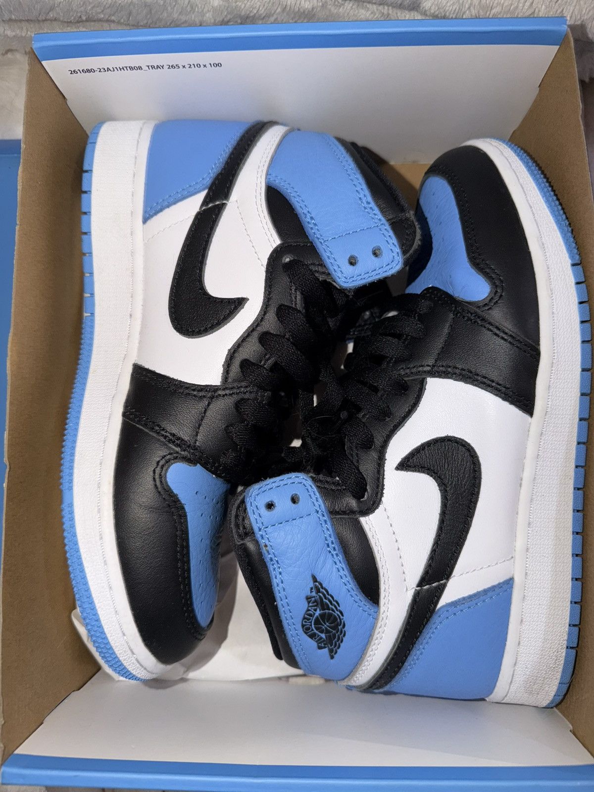 Jordan Brand Air Jordan 1 Retro High OG UNC Toe (GS) Size 4.5Y Size US 6 / IT 36 - 1 Thumbnail
