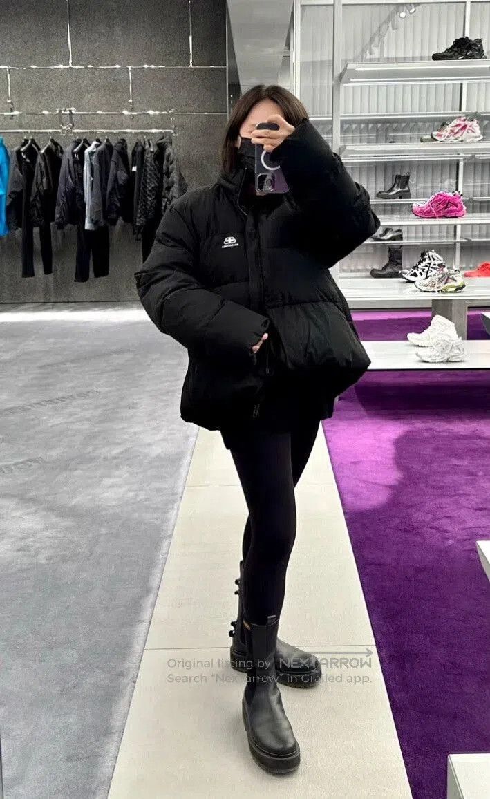 Balenciaga black short down jacket with lock. Size S / US 4 / IT 40 - 4 Thumbnail