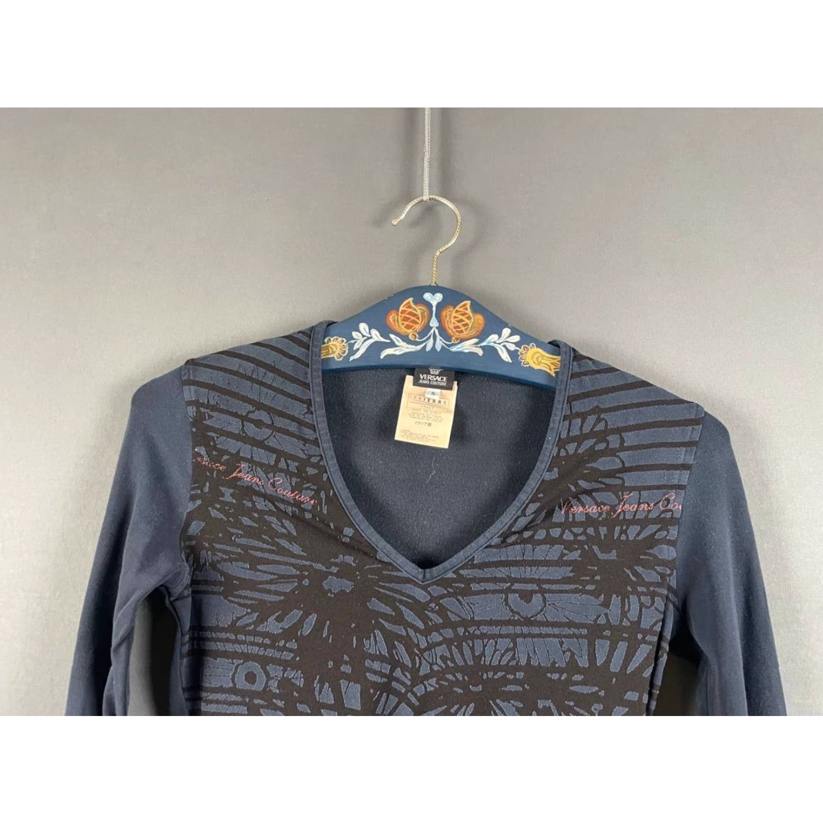 Versace Jeans Couture Versace Jeans Couture Womens T-Shirt S Black Floral V-Neck Long Sleeve Top Size S / US 4 / IT 40 - 7 Thumbnail