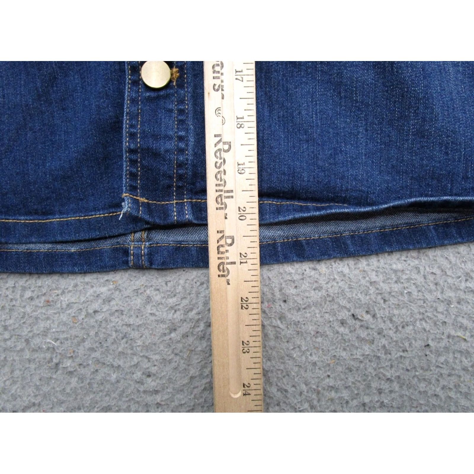 Croft & Barrow Croft & Barrow Denim Skirt Short 18W Button Front Blue Cotton Blend Plus 18W Womens Skirt Size 40" / US 18 - 6 Thumbnail