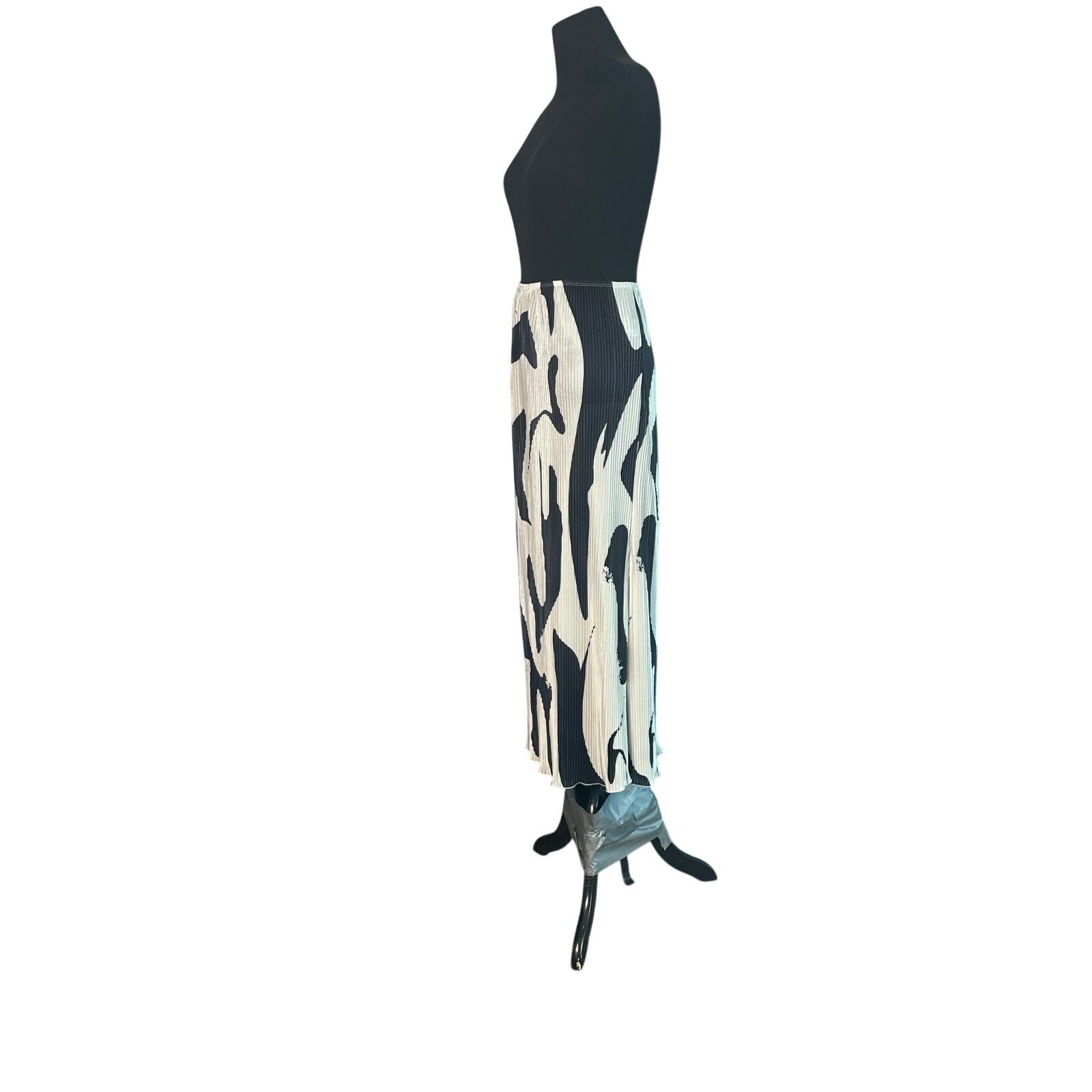 Shein Shein white black print pleated pull on maxi skirt size XL Size 34" / US 12 / IT 48 - 9 Thumbnail