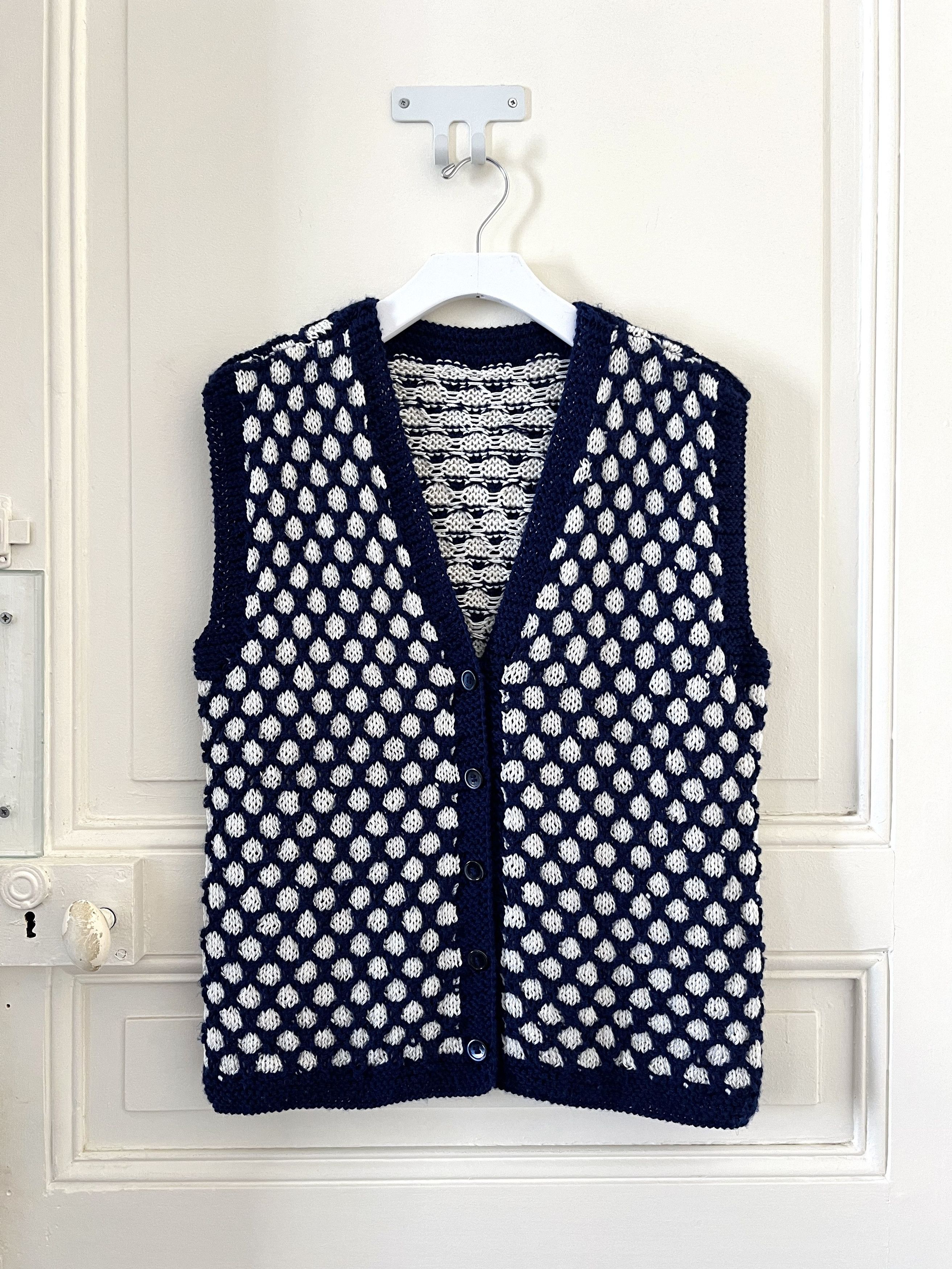 Vintage Hand-knitted Sleeveless Vest Size M / US 6-8 / IT 42-44 - 1 Thumbnail
