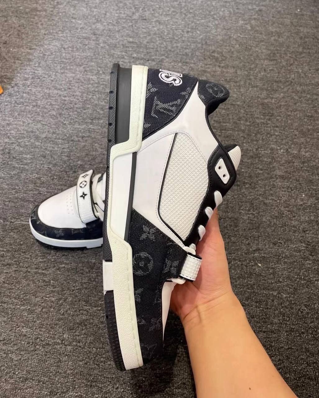 Louis Vuitton LV Trainer sneakers black and white with velcro Size US 10.5 / EU 43-44 - 4 Thumbnail