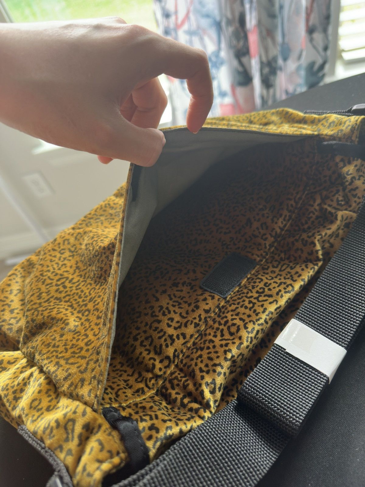 Supreme Supreme Velvet Messenger Bag Tan Leopard Size ONE SIZE - 7 Thumbnail