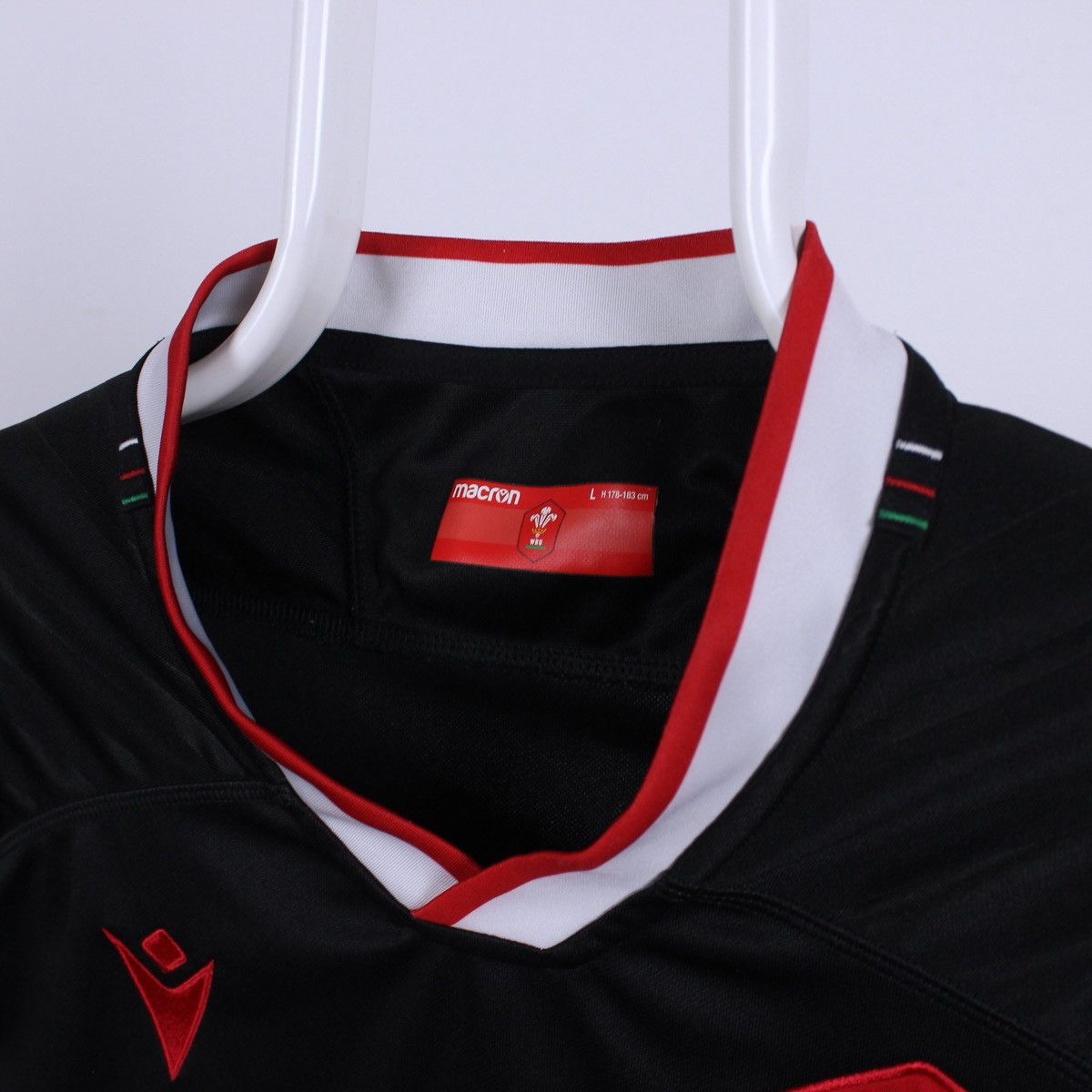 Macron Macron Wales WRU Rugby Jersey Black ISUZU Size US L / EU 52-54 / 3 - 3 Thumbnail