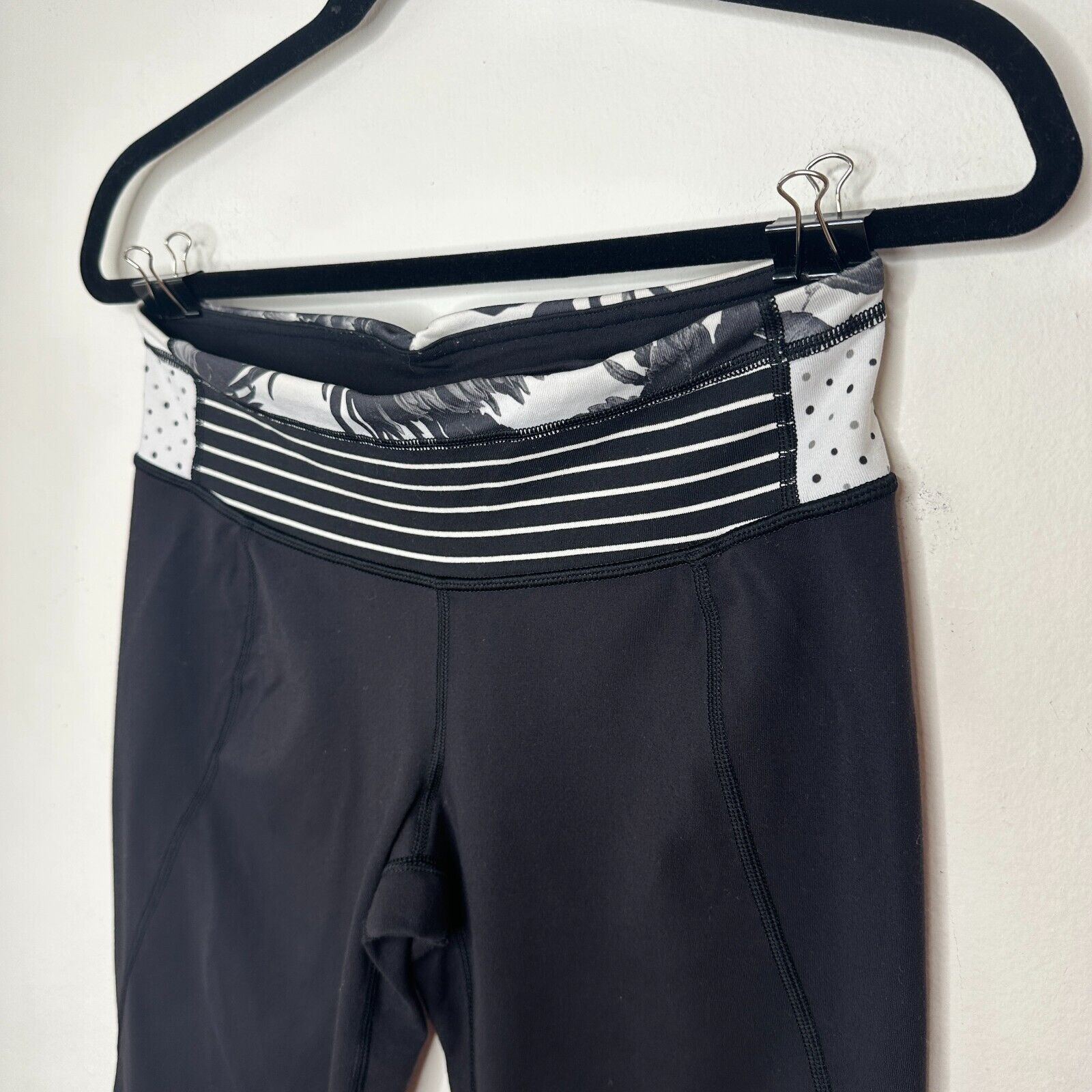 Lululemon Lululemon Black Wide Crop Legging Floral Stripe Waistband 6 Size 28" / US 6 / IT 42 - 2 Thumbnail