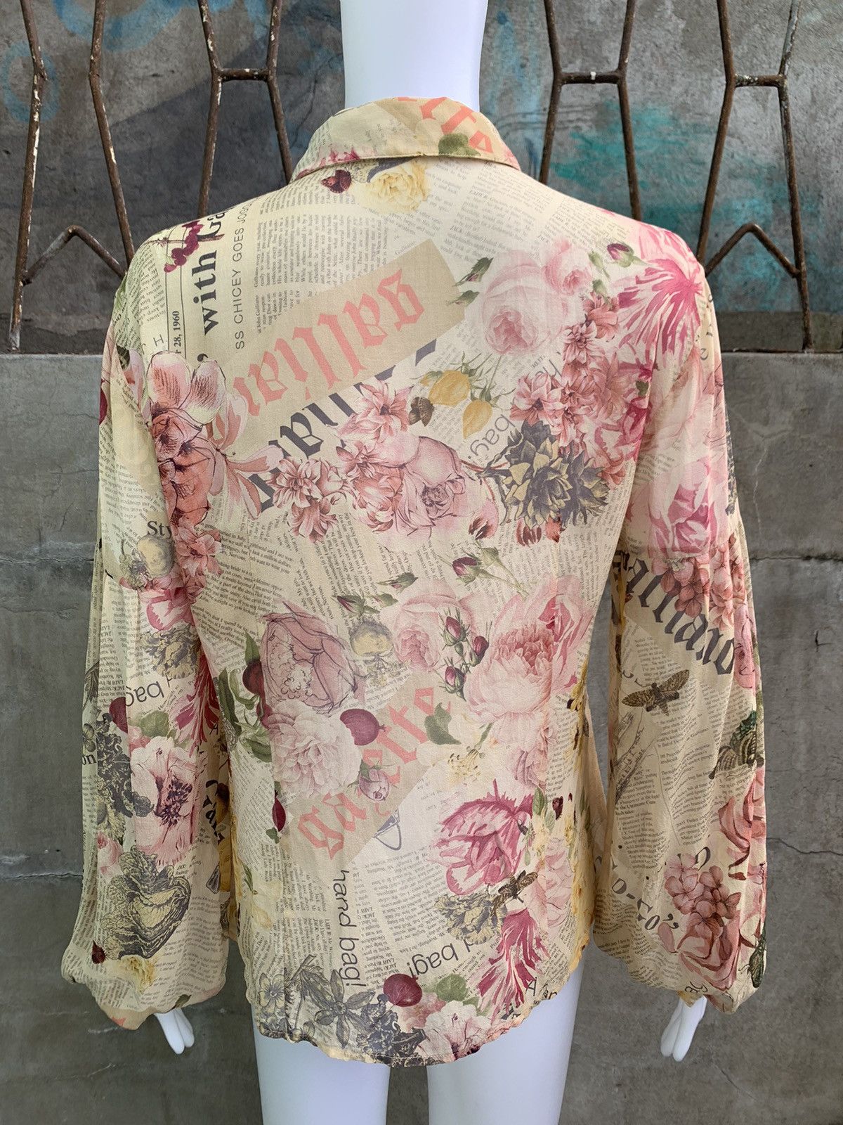 John Galliano Floral News Paper Silk Shirt Size L / US 10 / IT 46 - 6 Thumbnail