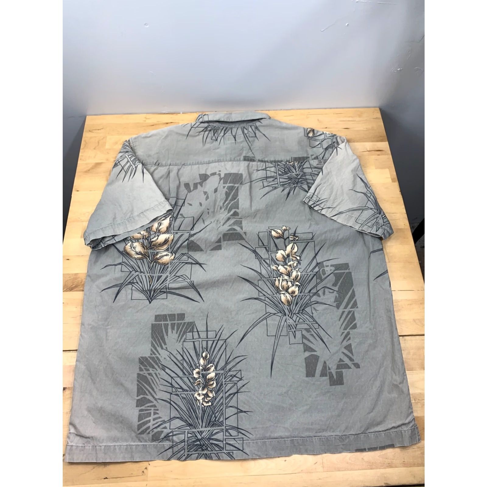 Quiksilver Quiksilver Button-Down Gray Floral XL Short Sleeve Casual Men Shirt Mens Size US 36 / EU 52 - 2 Thumbnail