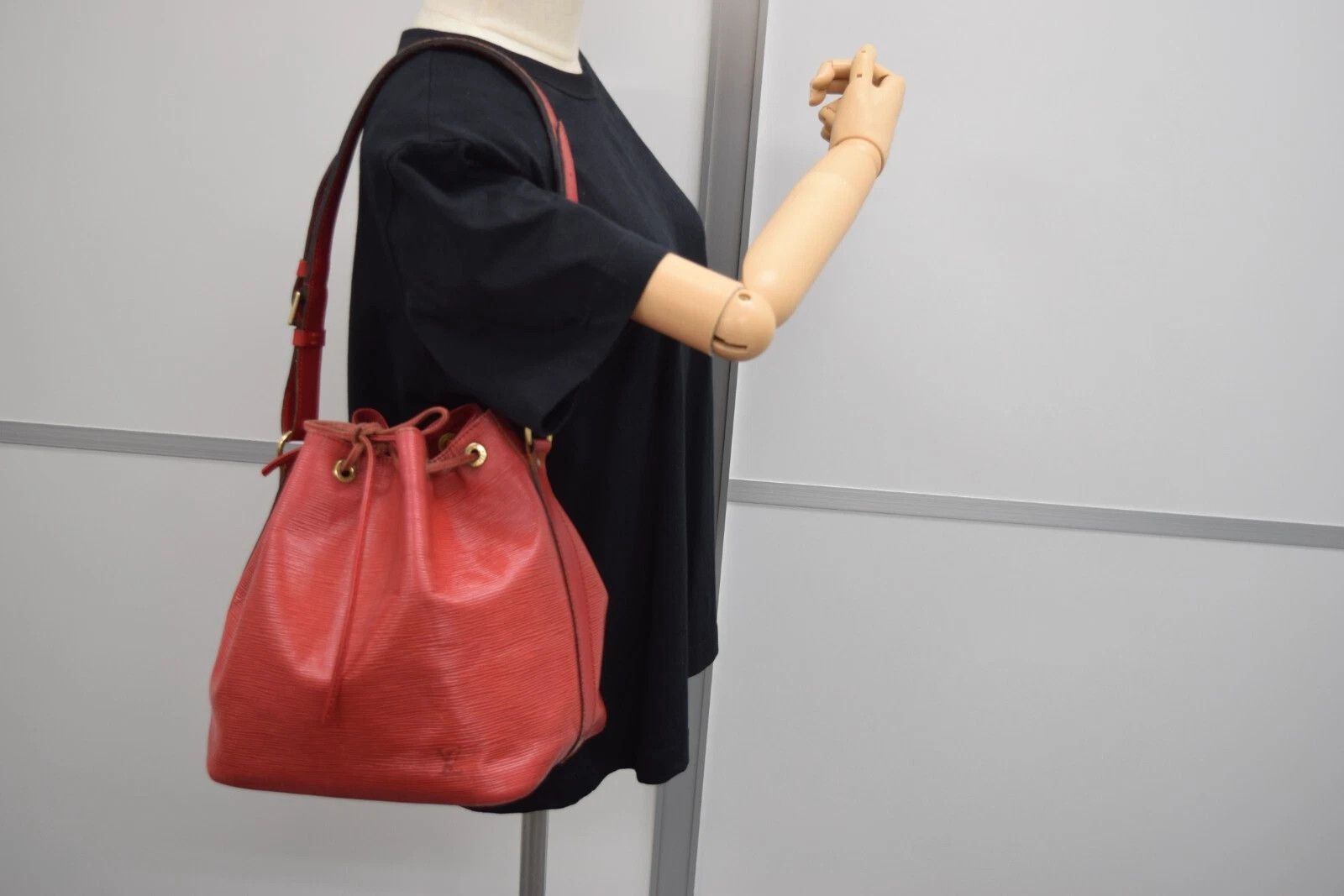 Louis Vuitton Auth Louis Vuitton Petit Noé Shoulder Bag Epi Leather M44107 Size ONE SIZE - 3 Thumbnail