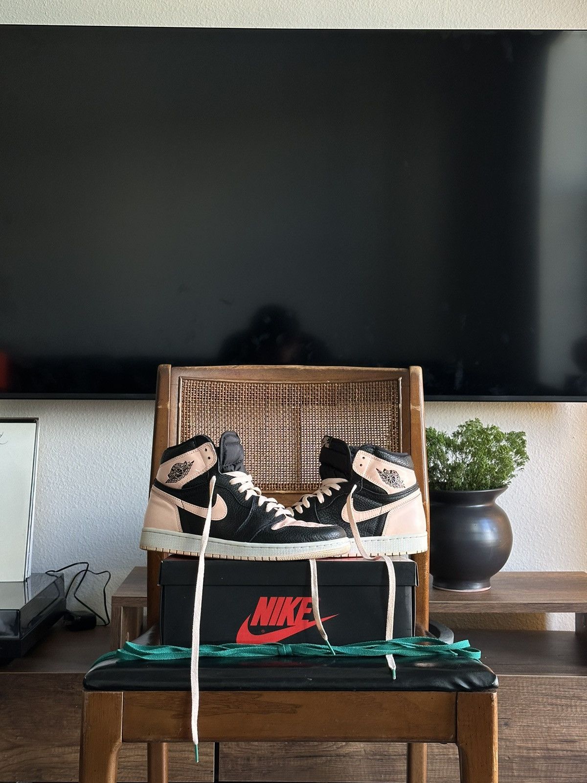 Jordan Brand × Nike Air Jordan 1 Retro High OG 'Crimson Tint' Size US 9.5 / EU 42-43 - 1 Thumbnail