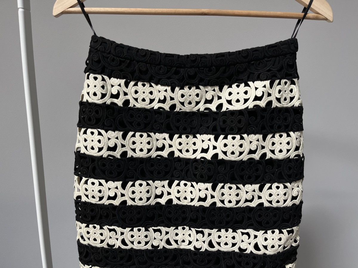 Burberry Prorsum Burberry Prorsum Midi Lace Skirt Size 38 Italy podium Size 26" / US 2 / IT 38 - 3 Thumbnail