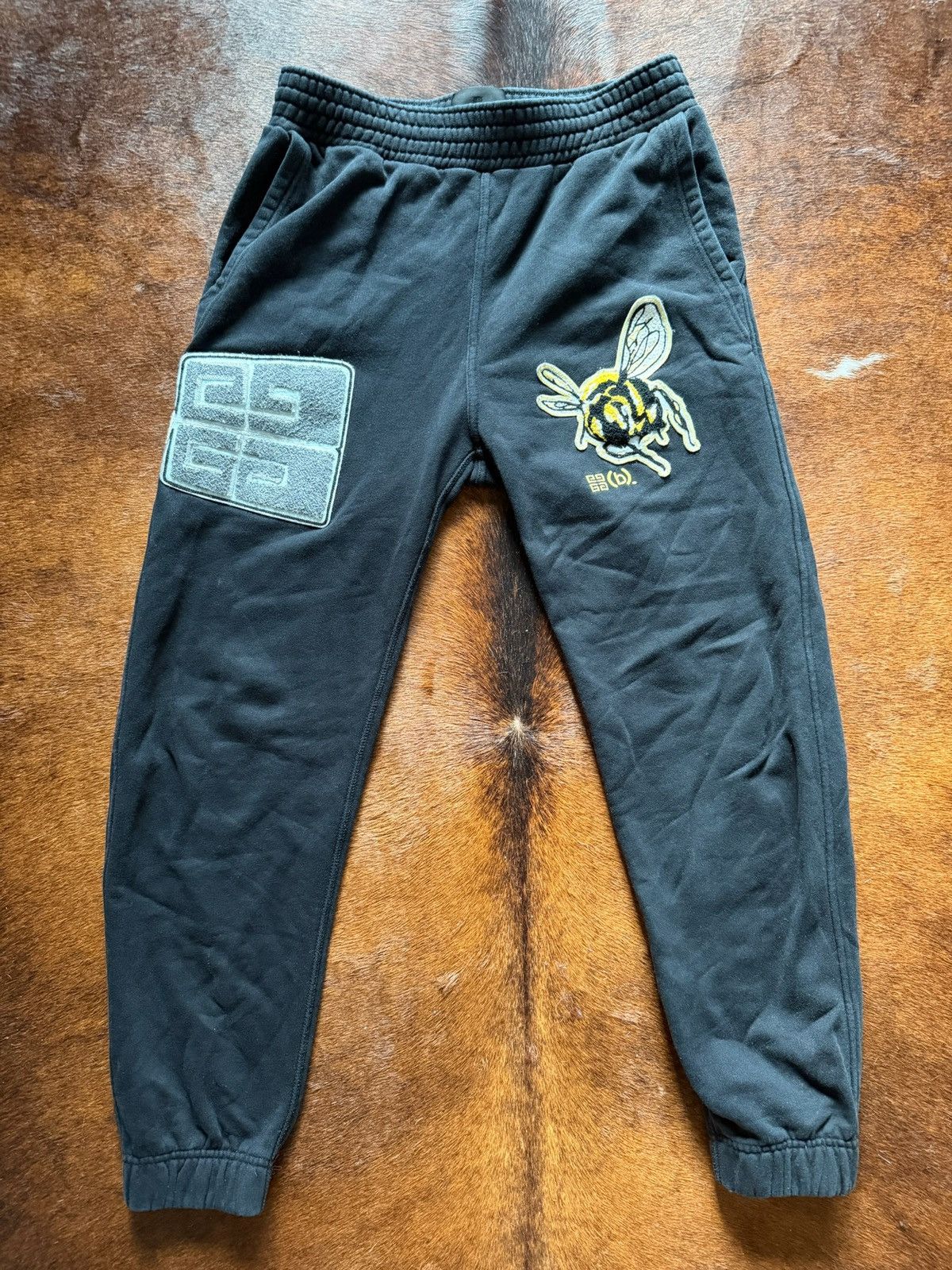 (B).Stroy × Givenchy Bee sweatpants Size US 30 / EU 46 - 1 Thumbnail