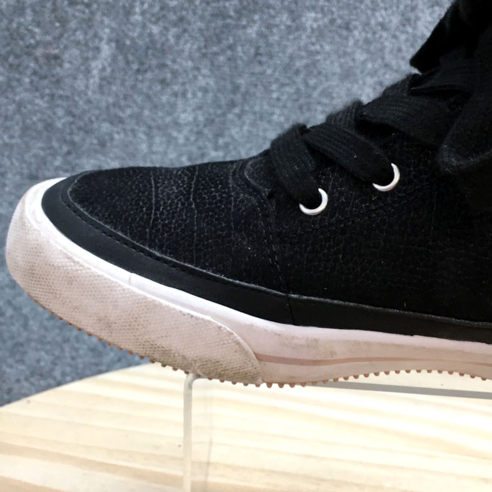 Vintage ROXY Ivan Fur Casual Zip High Top Sneakers Black Faux Leather Shoes Womens 8 Shoes Casual Sneakers Fur Trim High Top Black ROXY Ivan Fur Womens 8 Size M / US 6-8 / IT 42-44 - 7 Thumbnail
