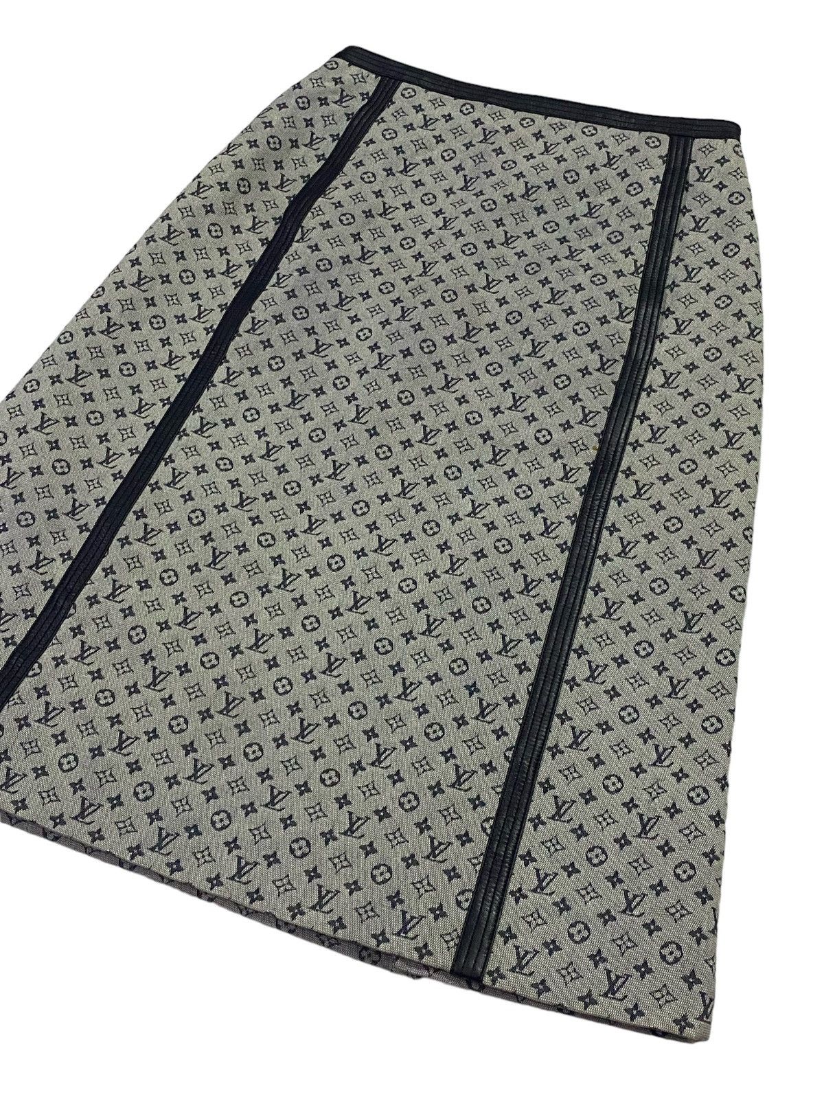 Louis Vuitton Vintage Louis Vuitton 2000 Runway Monogram Canvas Skirt Size 24" / US 00 / IT 34 - 18 Thumbnail