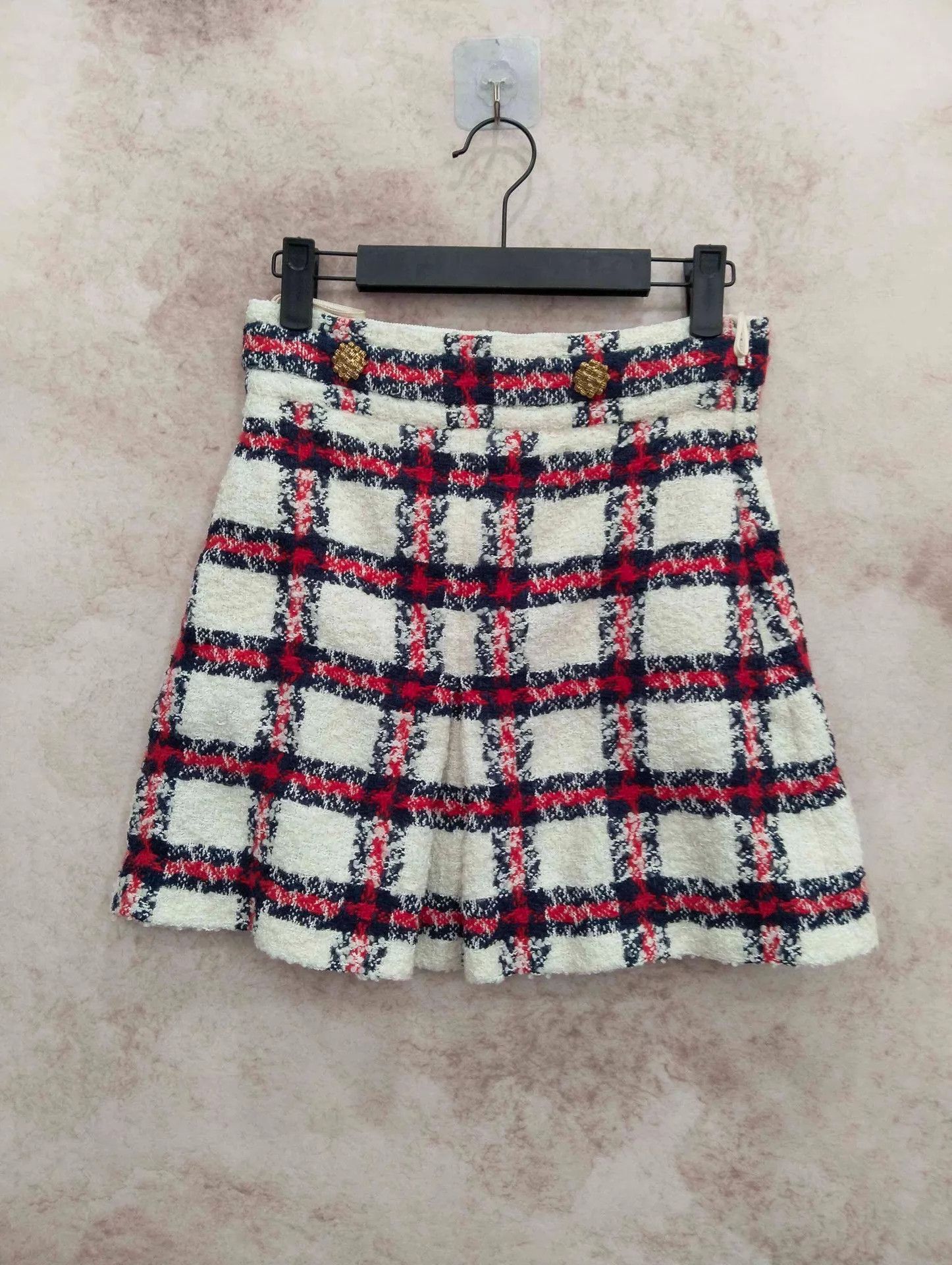 Gucci Gucci Women's White Red Checkered Wool Shorts Size 38 Size 26" / US 2 / IT 38 - 1 Thumbnail