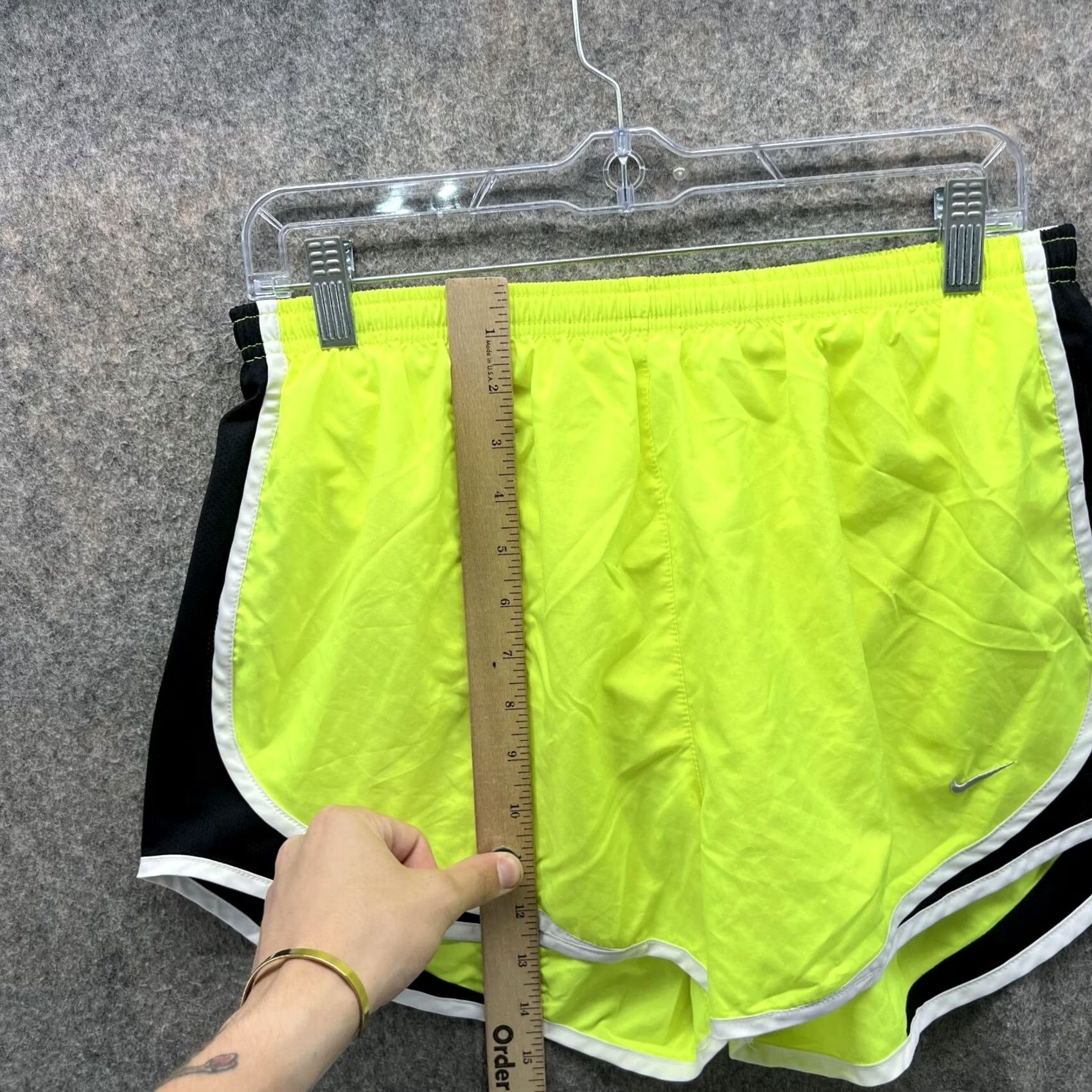 Nike Nike Shorts Women L Green Neon Athletic Dri-Fit Polyester Trainer Waist 30 Inseam 3 in Size 36" / US 14 / IT 50 - 5 Thumbnail