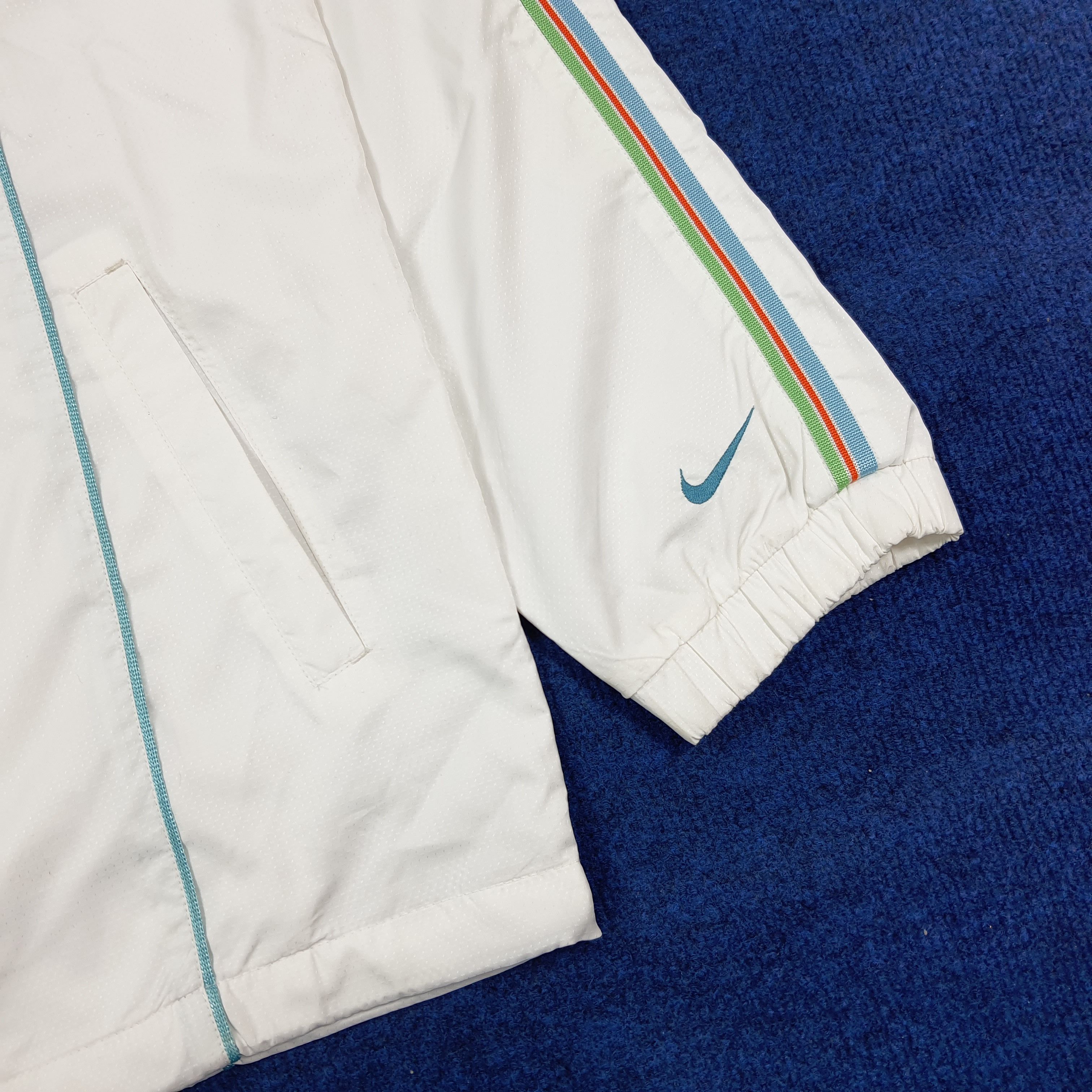 Nike Vintage Nike Windbreaker Jacket White Y2K Track Top C306N8 Size US L / EU 52-54 / 3 - 3 Thumbnail