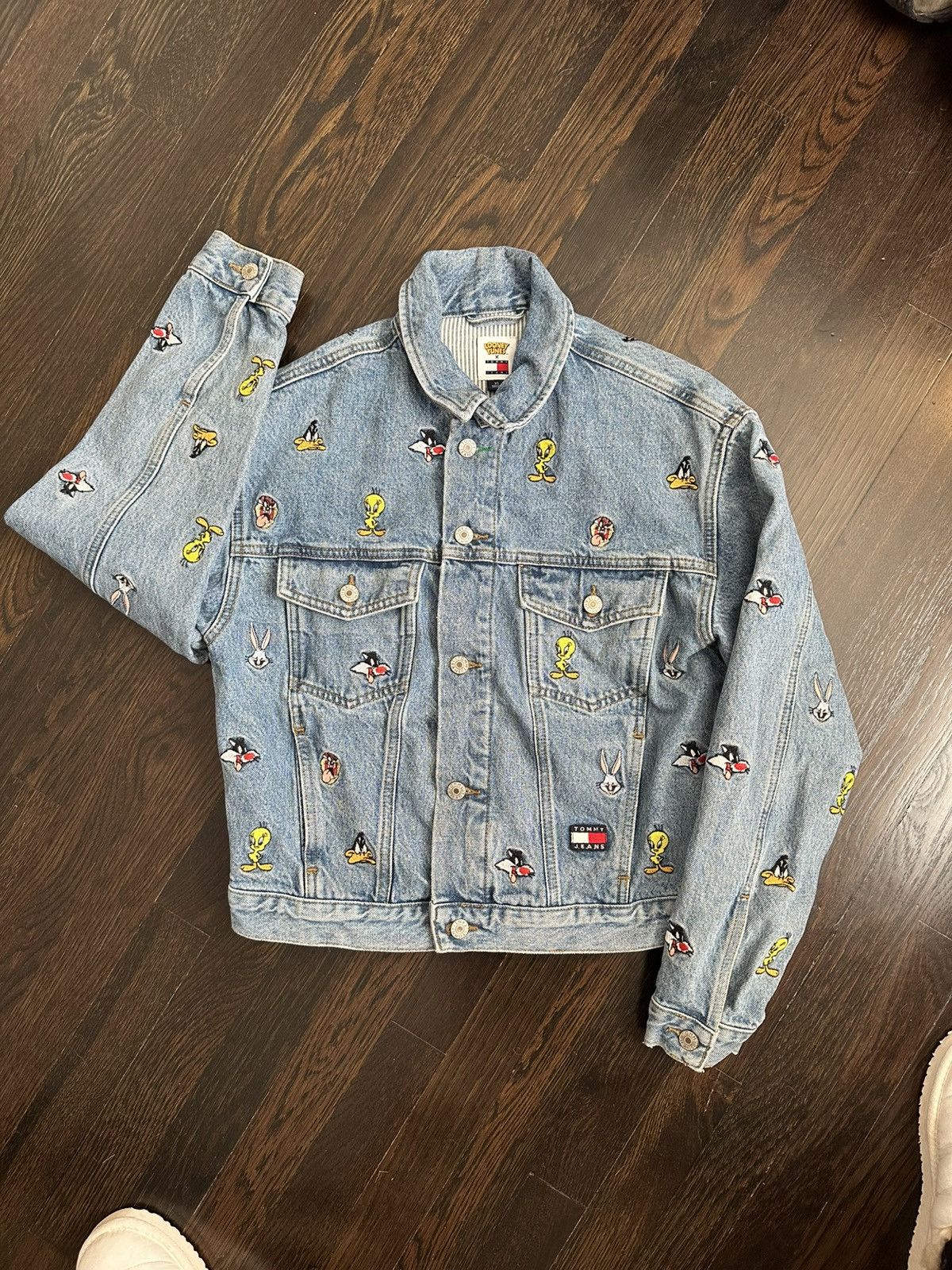 Tommy Hilfiger × Warner Bros Rare Tommy Hilfiger X Looney Tunes Crop Jean Jacket Patches Size XS / US 0-2 / IT 36-38 - 1 Thumbnail