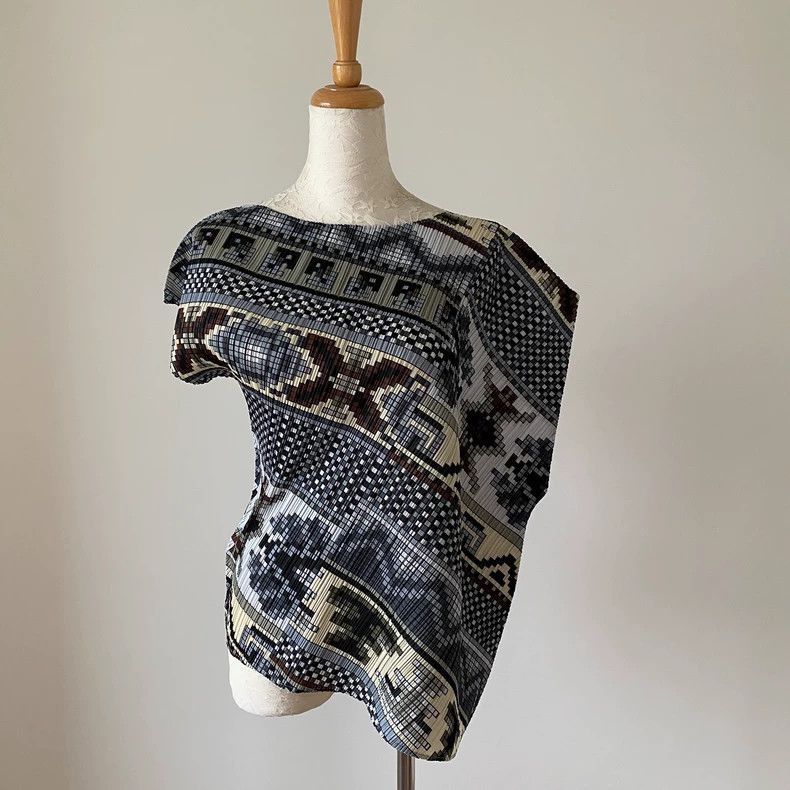 Issey Miyake Issey Miyake An irregular coat with ethnic patterns Size L / US 10 / IT 46 - 1 Thumbnail