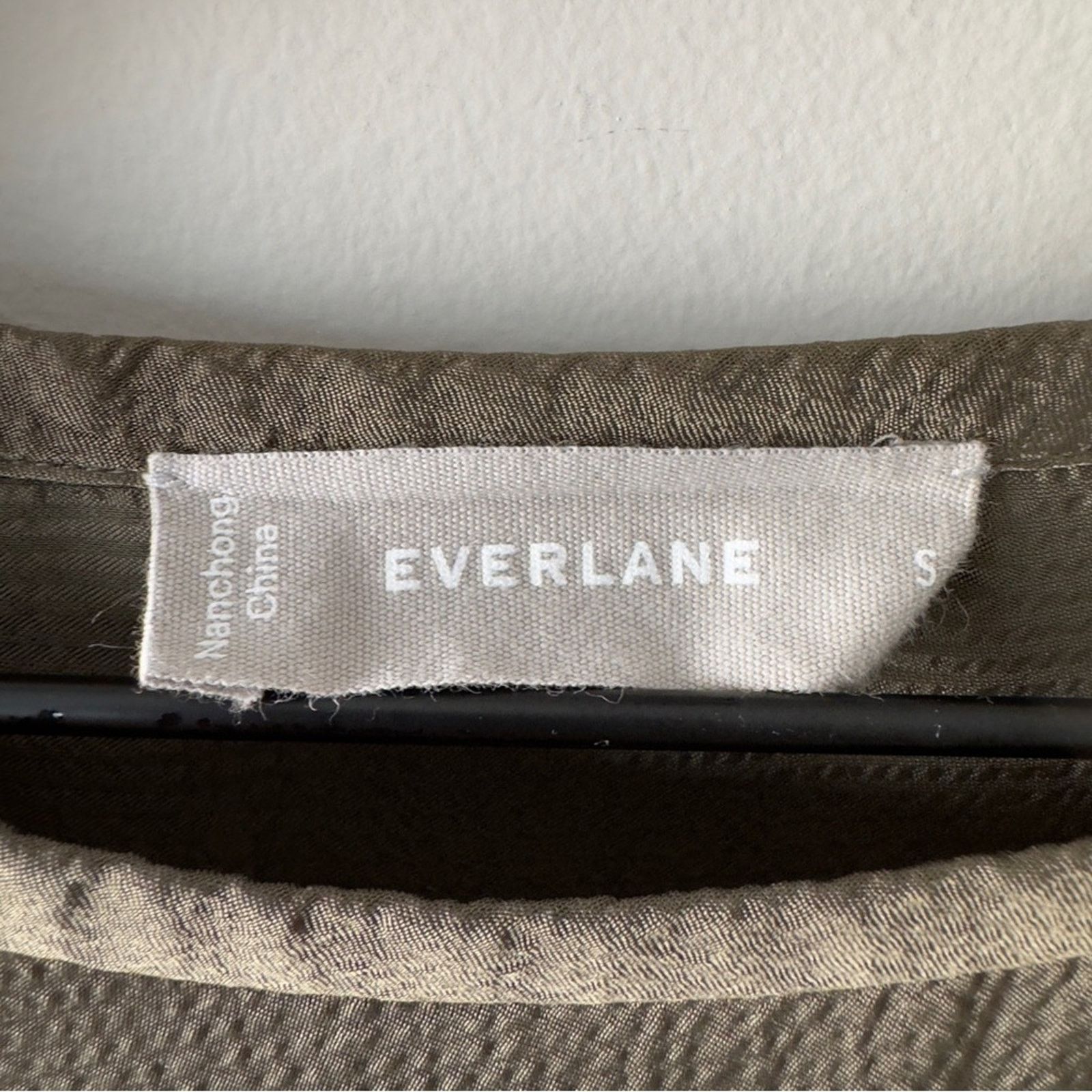 Everlane Everlane Olive Green Hammered Satin Short Sleeve Women's Top Size S / US 4 / IT 40 - 6 Thumbnail