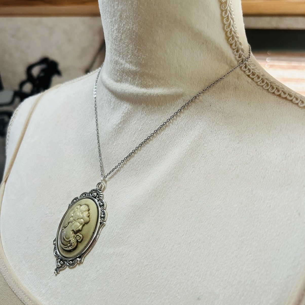 Handmade Handcrafted golden opalescent Victorian lady cameo necklace Size ONE SIZE - 3 Thumbnail