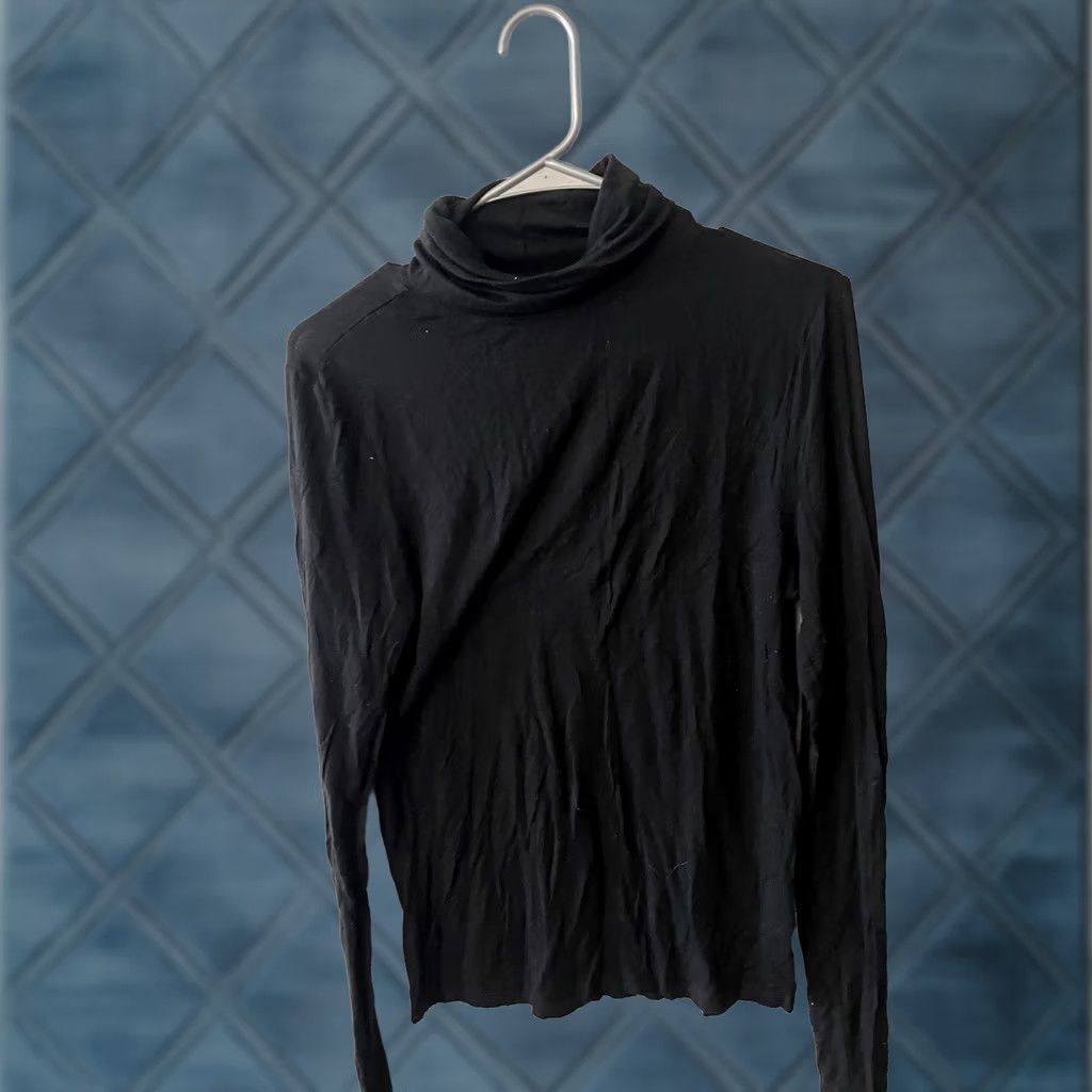 H&M H&M Divided Size Medium Women's Black Solid Lightweight Turtleneck Sweater Size M / US 6-8 / IT 42-44 - 1 Thumbnail