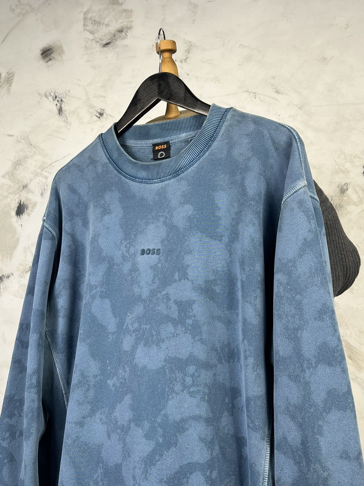 Hugo Boss Hugo Boss Custom Crewneck Sweatshirt Size L Size US L / EU 52-54 / 3 - 3 Thumbnail