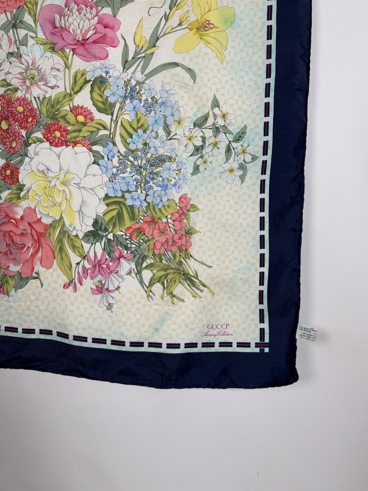 Gucci Rare Vintage Gucci Flora 100% Seta Silk Scarf Made in italy Size ONE SIZE - 5 Thumbnail