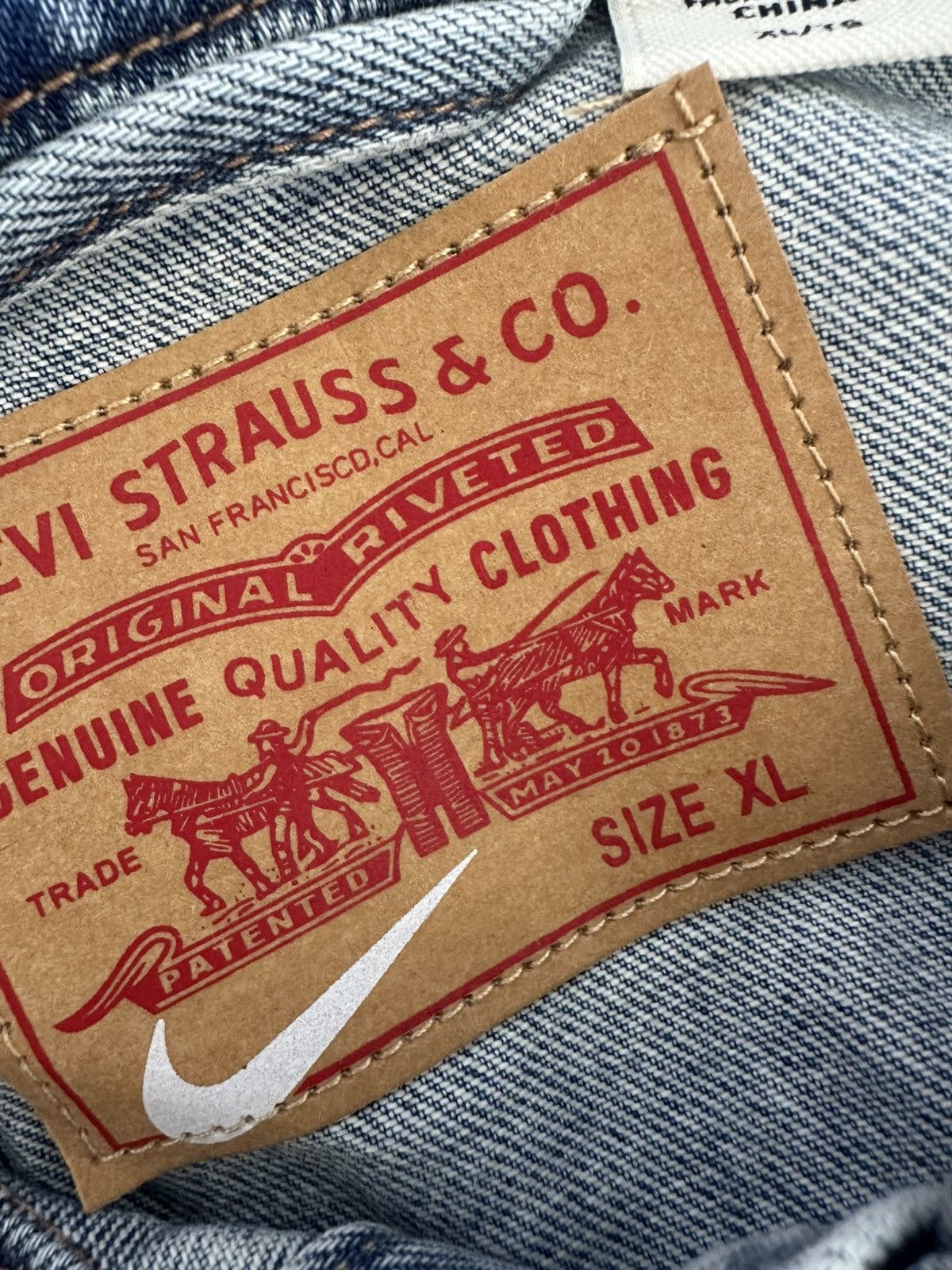 Levi's × Nike Nike Levi’s Denim Trucker Jacket size XL Size US XL / EU 56 / 4 - 6 Thumbnail