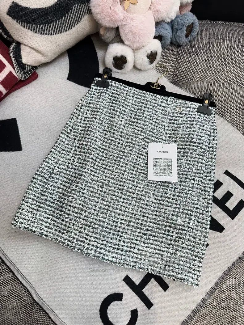 Chanel Chanel 23p preview series green and white sequin embroider Size 24" / US 00 / IT 34 - 3 Thumbnail