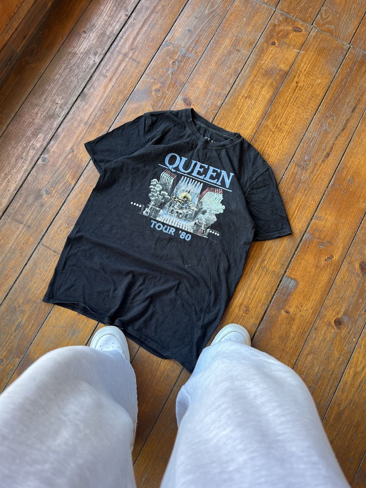 Band Tees 2016/2017 VINTAGE THE QUEEN 80’S TOUR BAND LOGO GRAPHIC TEE Size US S / EU 44-46 / 1 - 2 Thumbnail