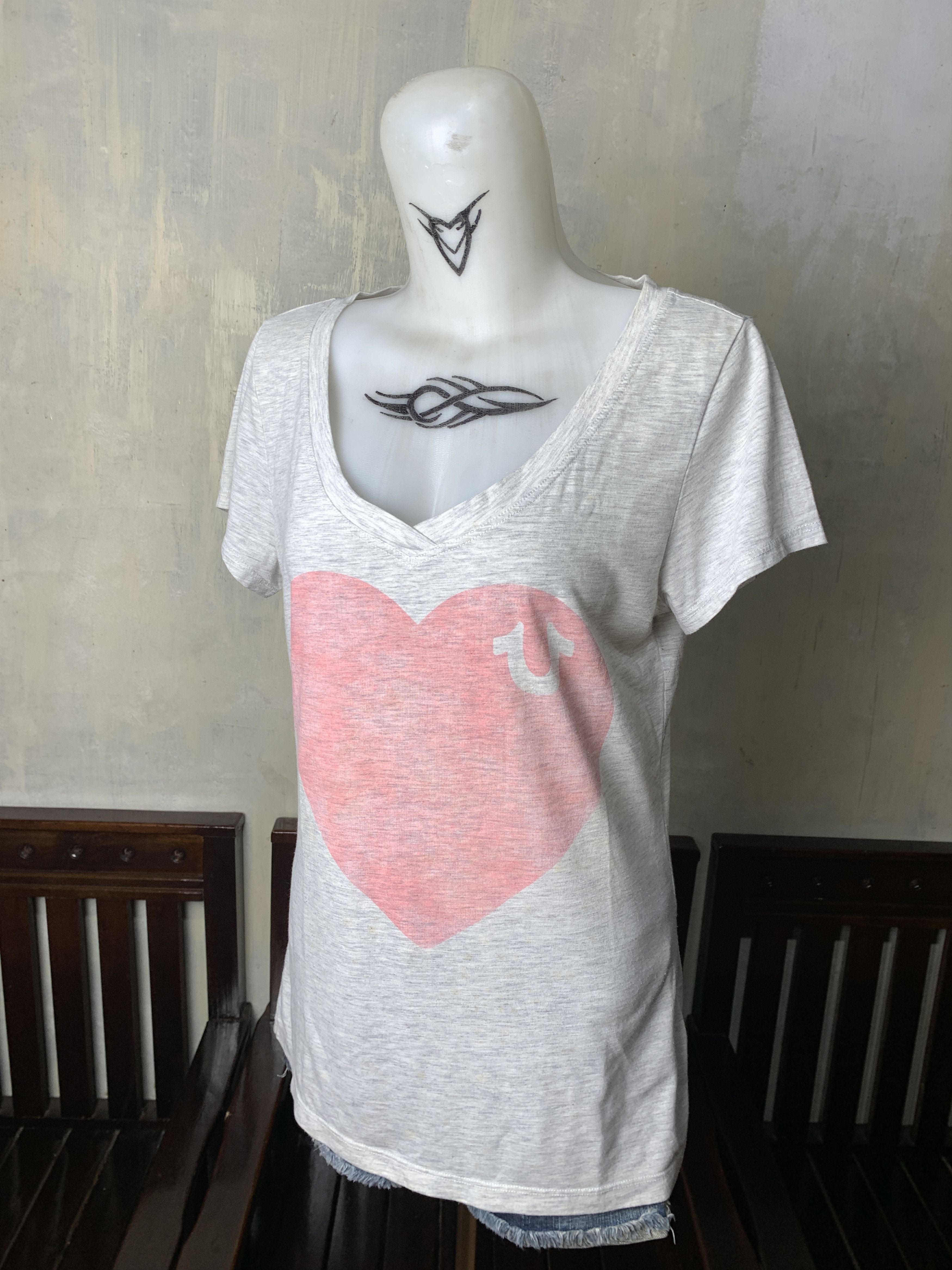 True Religion True Religion V-neck Big Heart Tee (M) Size M / US 6-8 / IT 42-44 - 2 Thumbnail