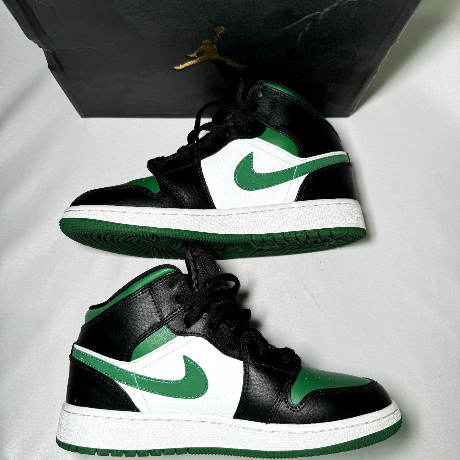 Jordan Brand × Nike Size 5 - Air Jordan 1 Mid GS Black Pine Green 2020 Shoes Size US 5 / EU 37 - 2 Thumbnail