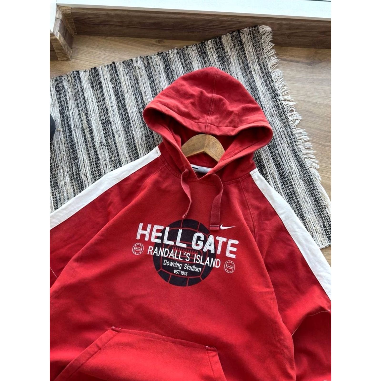 Nike VINTAGE Nike Hell Gate 2006 DOWNING STADIUM Hoodie Red S Mens Hoodie Red Nike Hell Gate 2006 Vintage Downing Stadium Hoodie Mens S Size US S / EU 44-46 / 1 - 7 Thumbnail