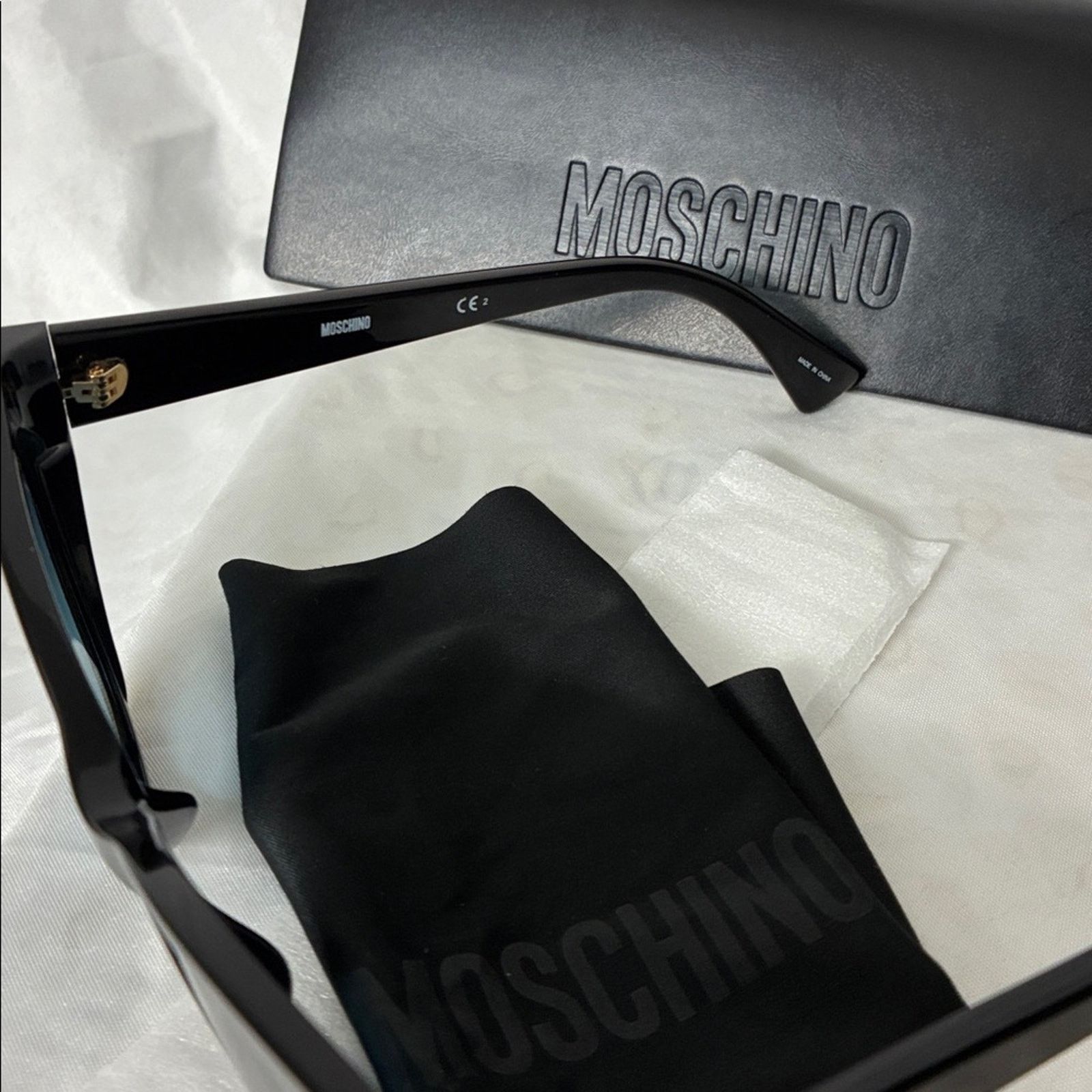 Moschino New Moschino Black and Gold Sunglasses Size ONE SIZE - 9 Thumbnail
