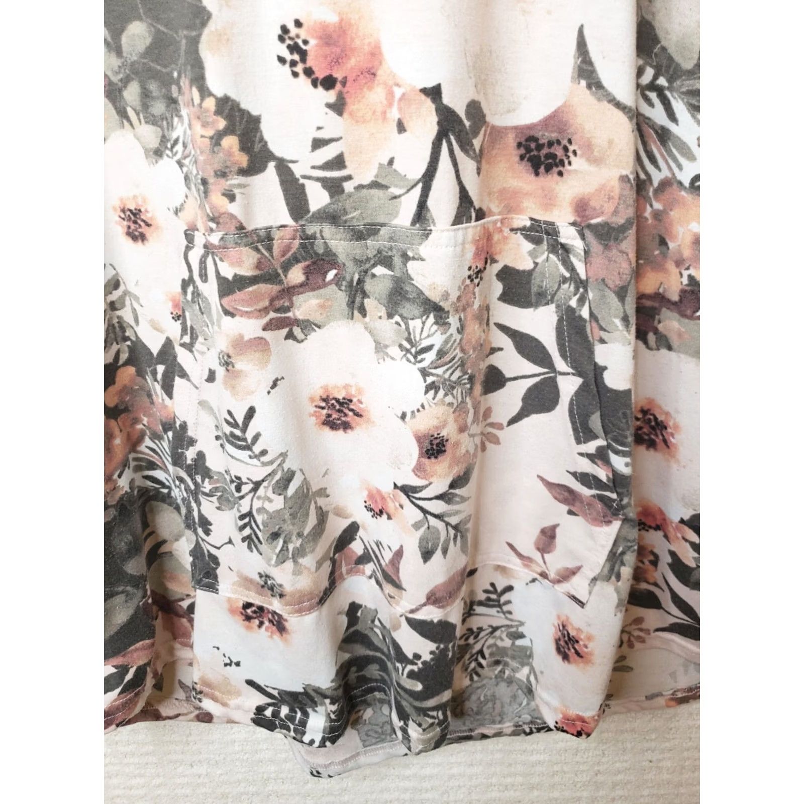 Vintage LuLaRoe Women's 2XL Pink Gray Floral Hoodie Long Sleeve Round Neck Kangaroo Pockets Pullover Hoodie Casual Womens Size XXL / US 16-18 / IT 52-54 - 4 Thumbnail