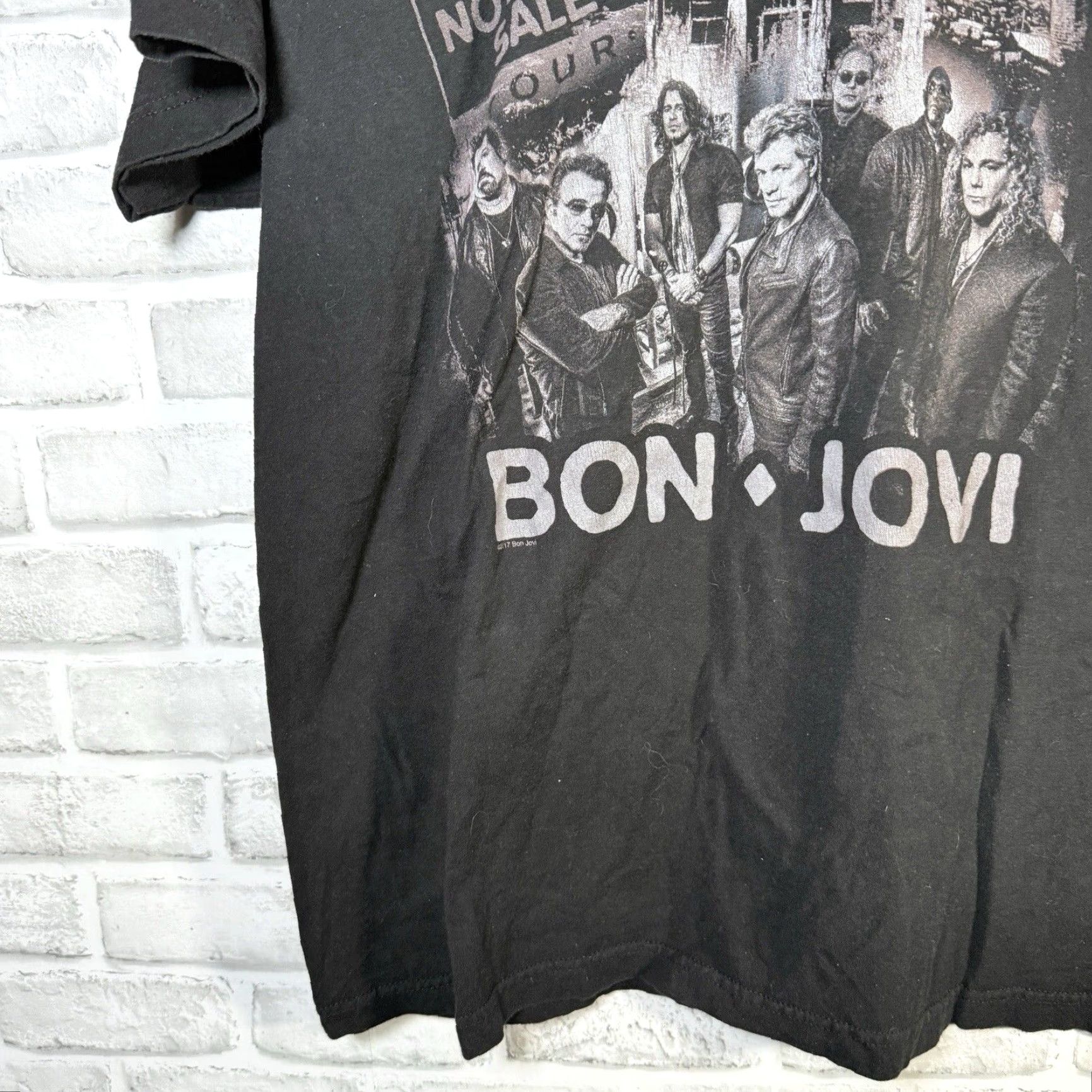 Tultex VINTAGE Bon Jovi 2017 Tour Graphic T-Shirt Mens Large Cotton Band Rock Concert ID Size US L / EU 52-54 / 3 - 3 Thumbnail