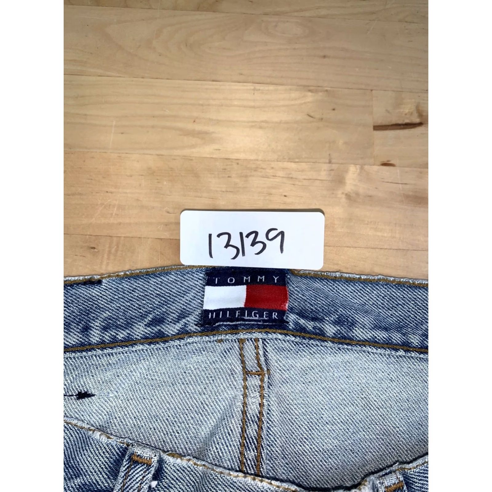 Tommy Hilfiger VINTAGE Tommy Hilfiger Denim Jeans Jeans Distressed Logo 90s 28" Waist 28" Inseam Mens Womens Unisex Adults Blue Denim Size 28" / US 6 / IT 42 - 3 Thumbnail