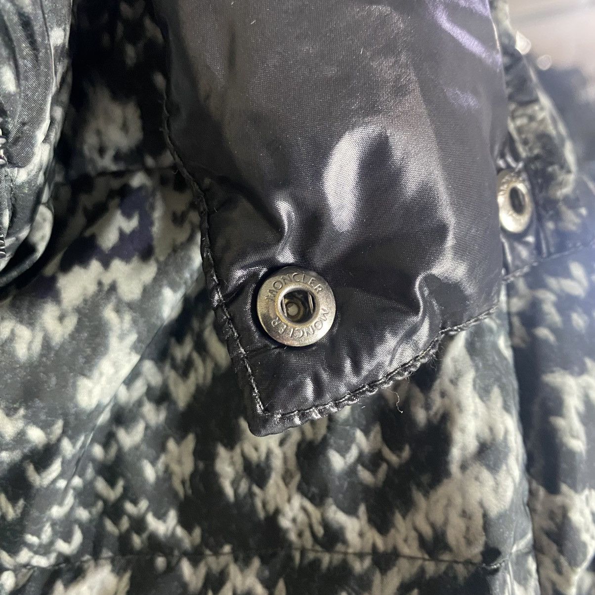 Moncler moncler puffer coat camouflage printed down. AUTHENTICATED Size US XS / EU 42 / 0 - 13 Thumbnail