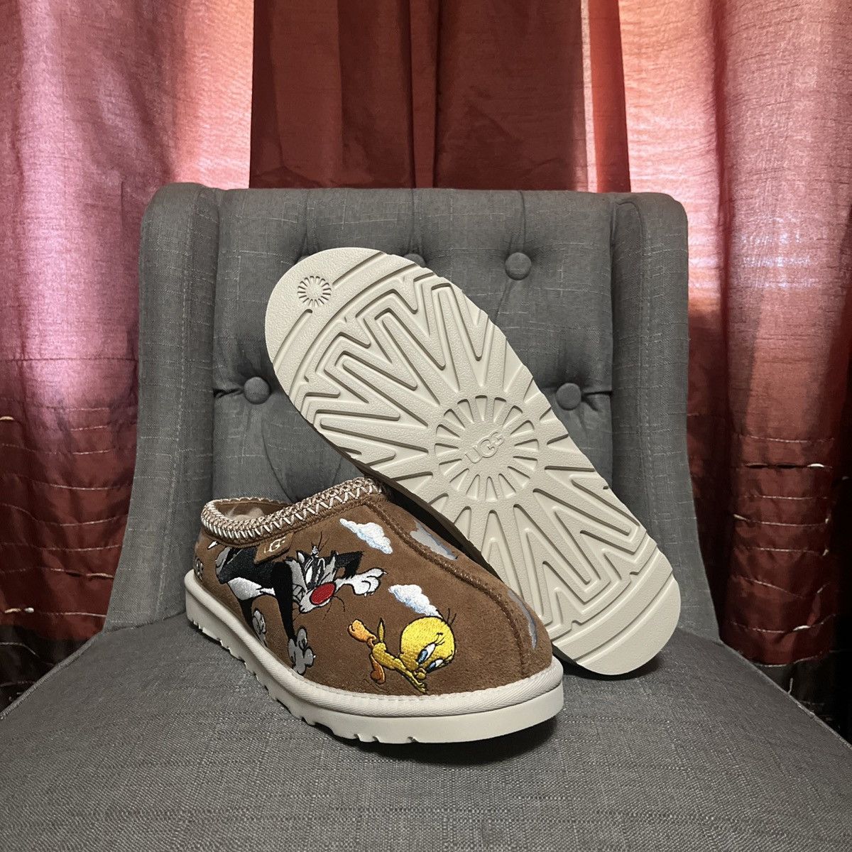 Palace × Ugg Ugg x Palace Tasman Slipper Chestnut “Looney Tunes” Size US 8 / EU 41 - 1 Thumbnail