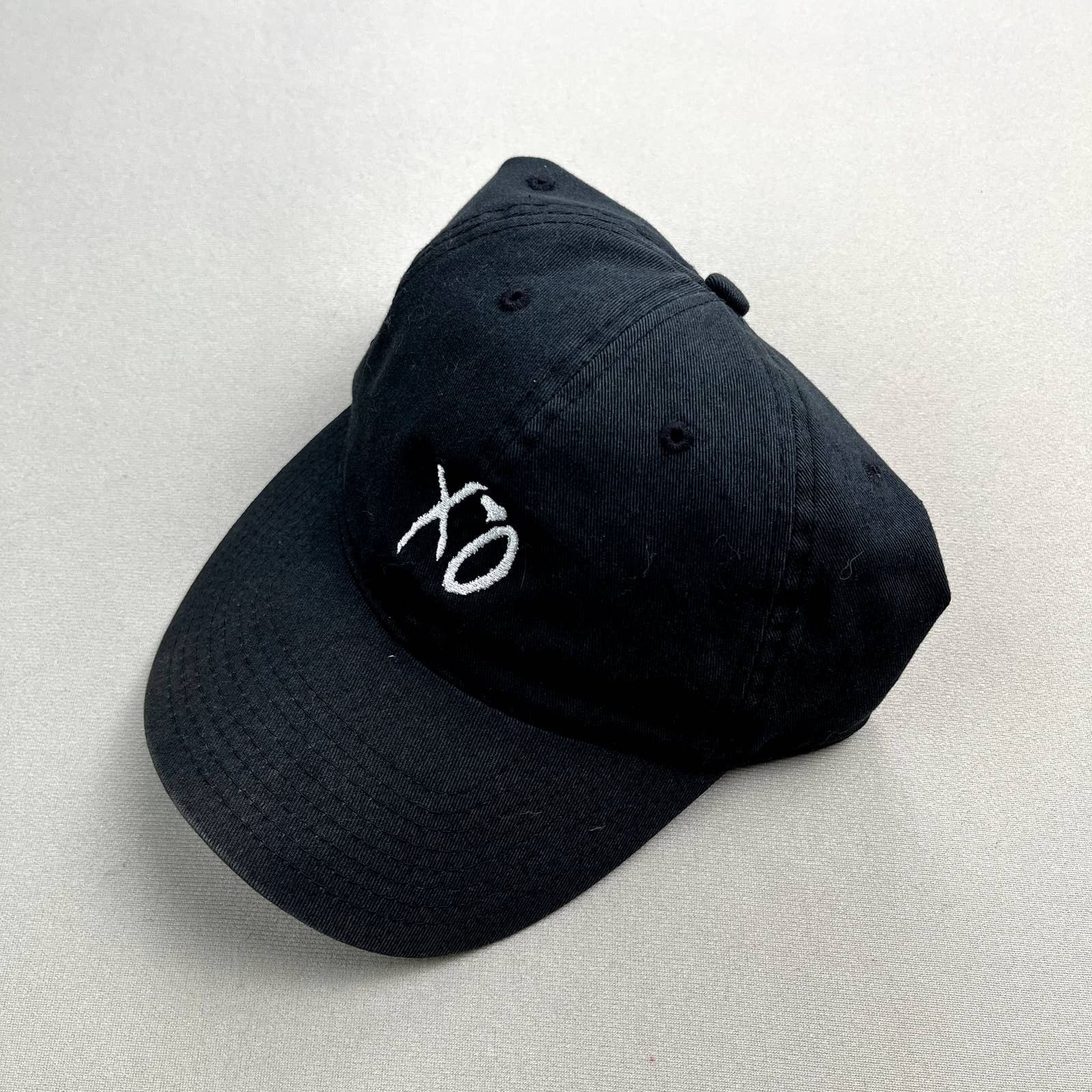 Cappello snapback bianco e nero con visiera curva Tom T12 Looney Tunes