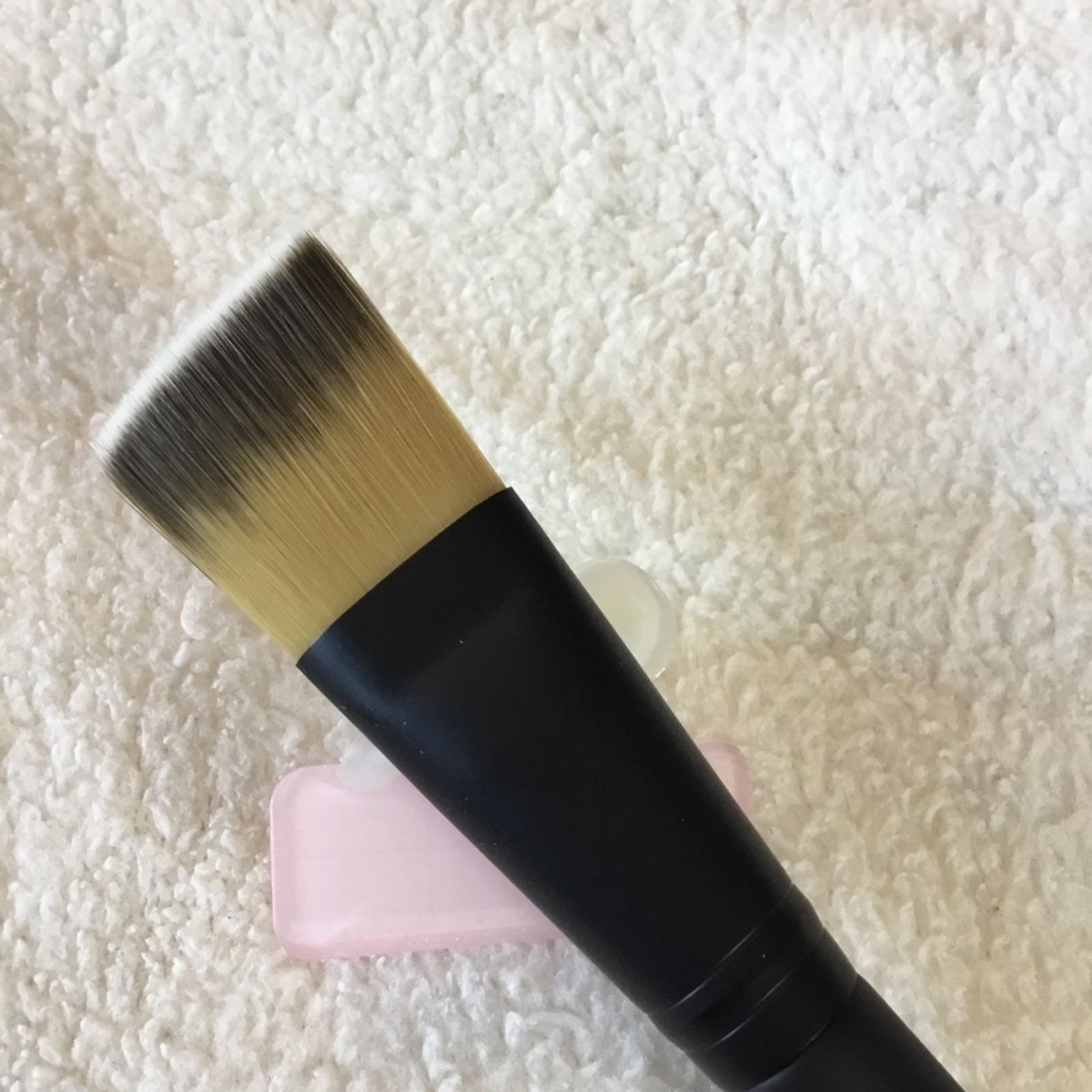 Other Le Métier de Beauté Flat Angled Foundation Brush Size ONE SIZE - 4 Thumbnail