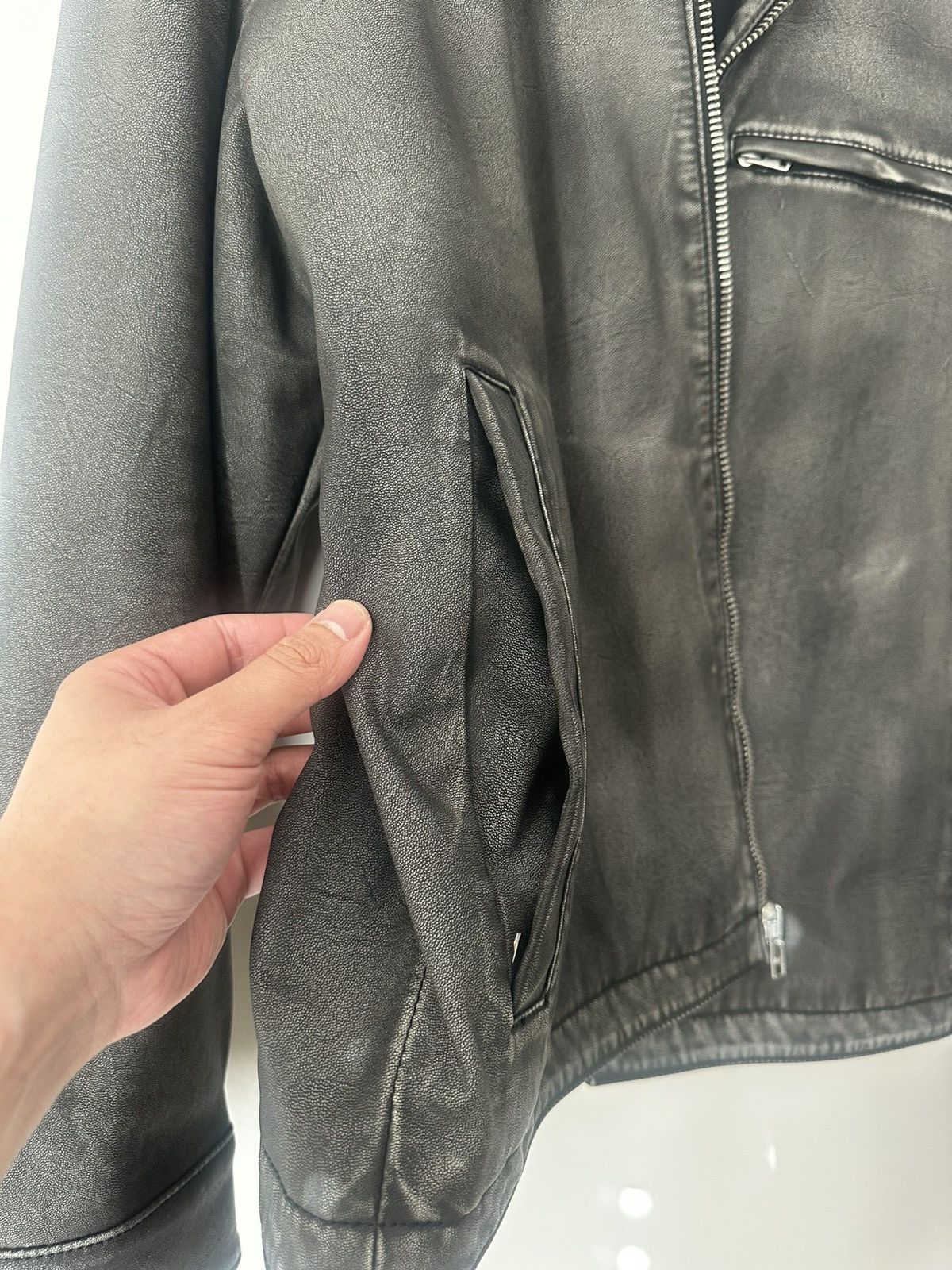 Abercrombie & Fitch Cropped Vegan Leather Zip Trucker Jacket Size US XL / EU 56 / 4 - 6 Thumbnail