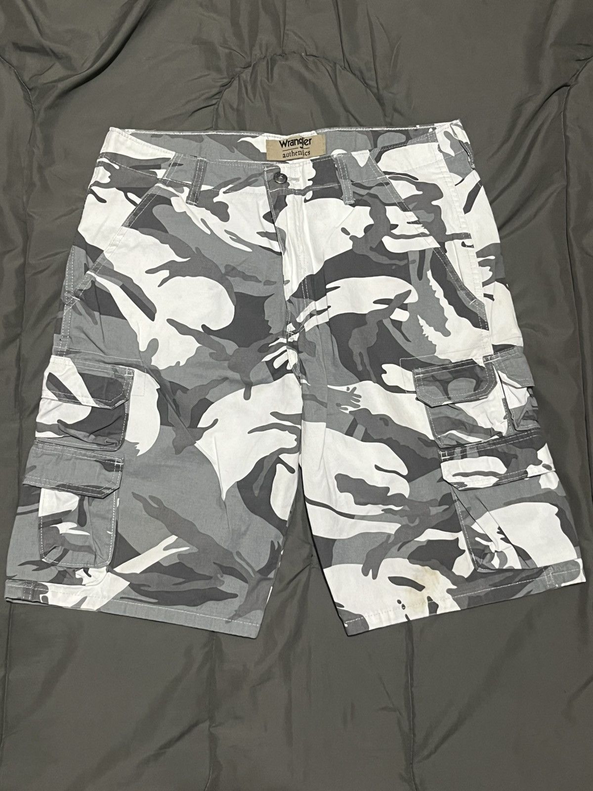 Wrangler White/Grey Wrangler Camo Cargo Shorts Size US 32 / EU 48 - 1 Thumbnail