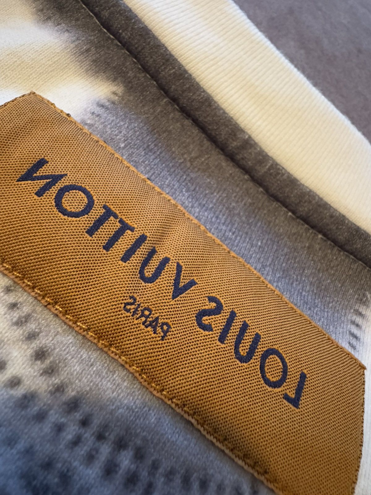 Louis Vuitton LOUIS VUITTON tshirt , real measurements by tape in photos Size US M / EU 48-50 / 2 - 15 Thumbnail
