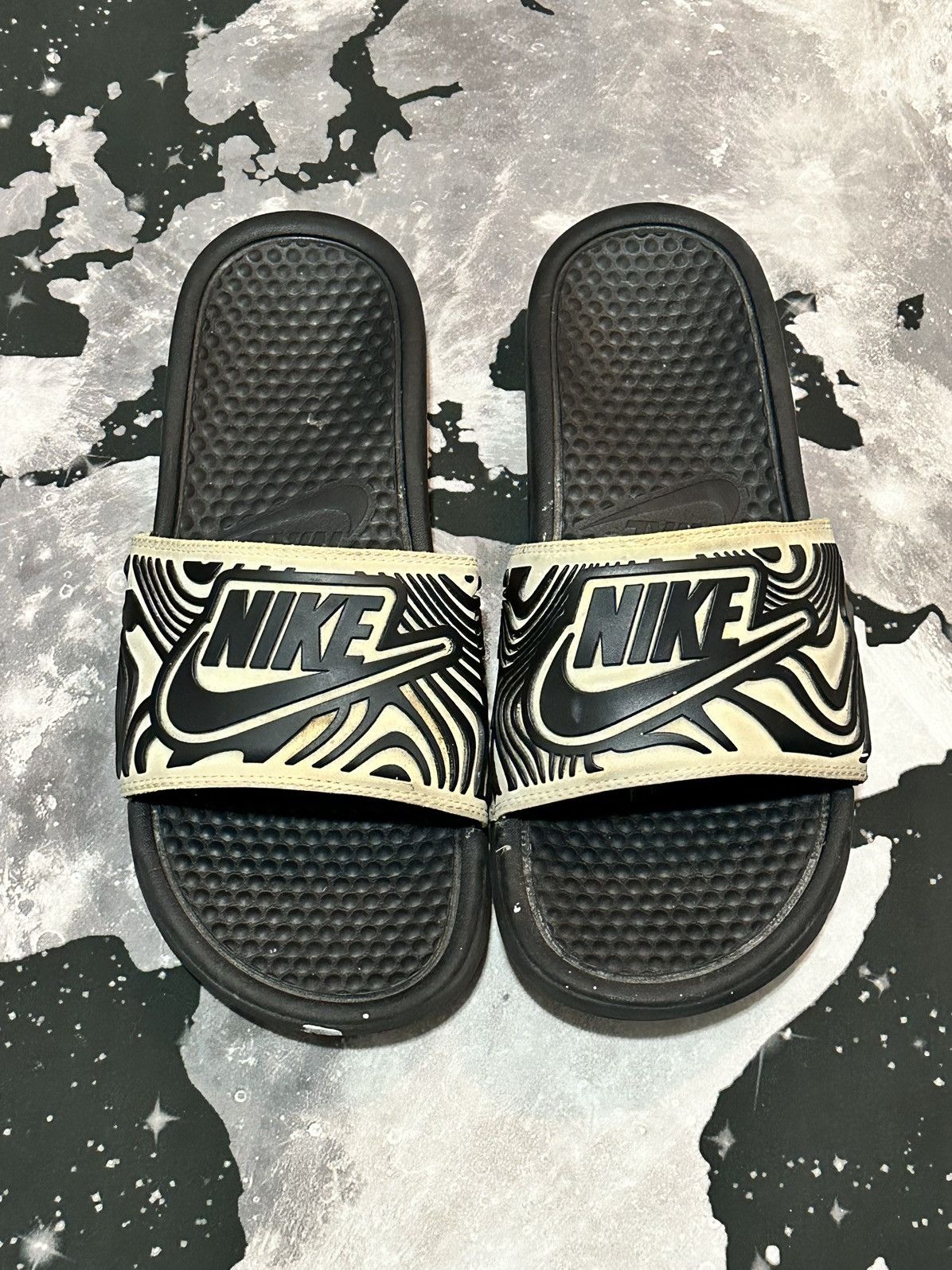 Nike Nike Benassi JDI Slides White Black Abstract Size US 9 / EU 42 - 1 Thumbnail